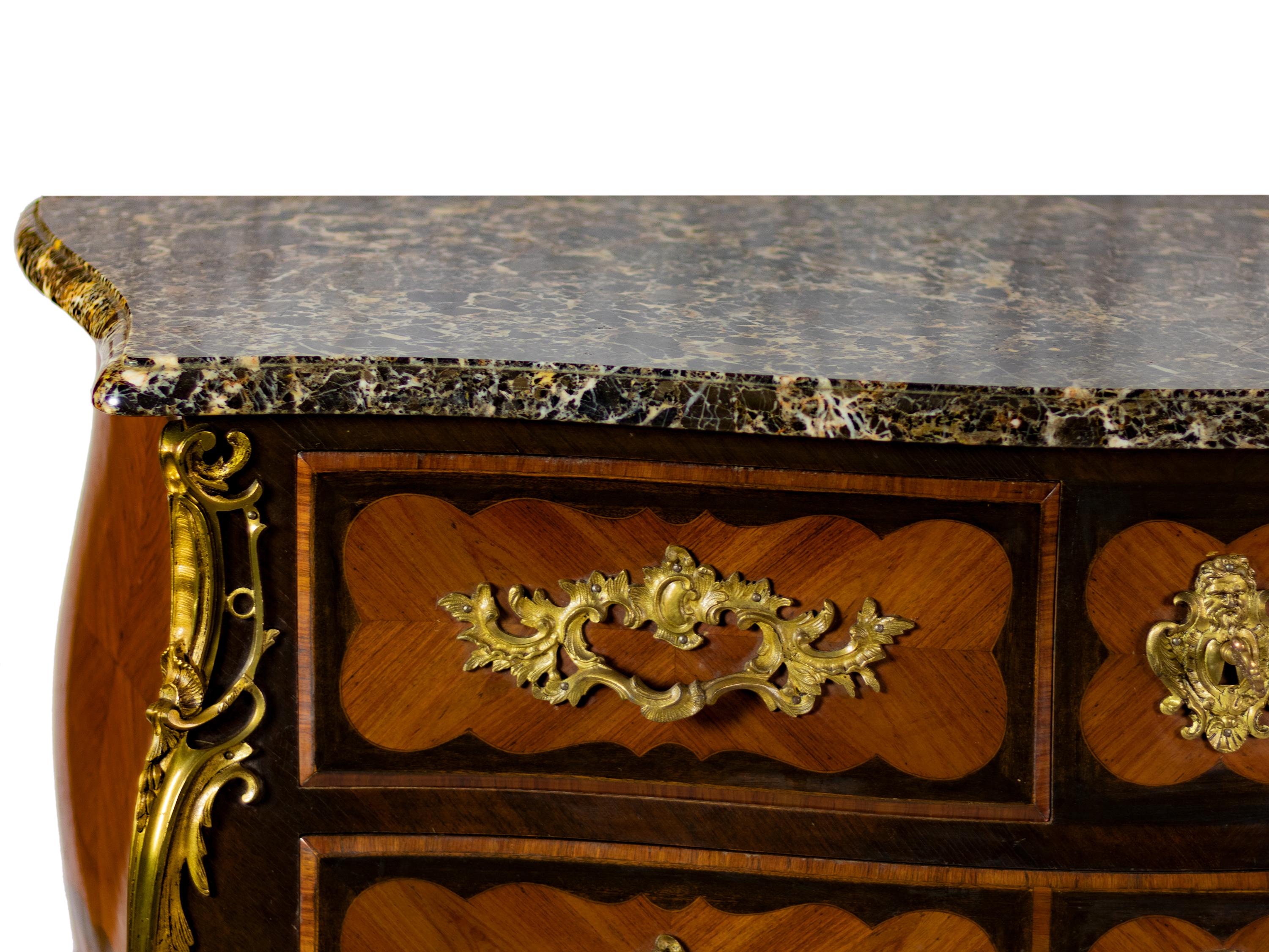 Louis XV Kingwood Bombé Chest of Drawers, 19th Century In Good Condition For Sale In Lisbon, PT