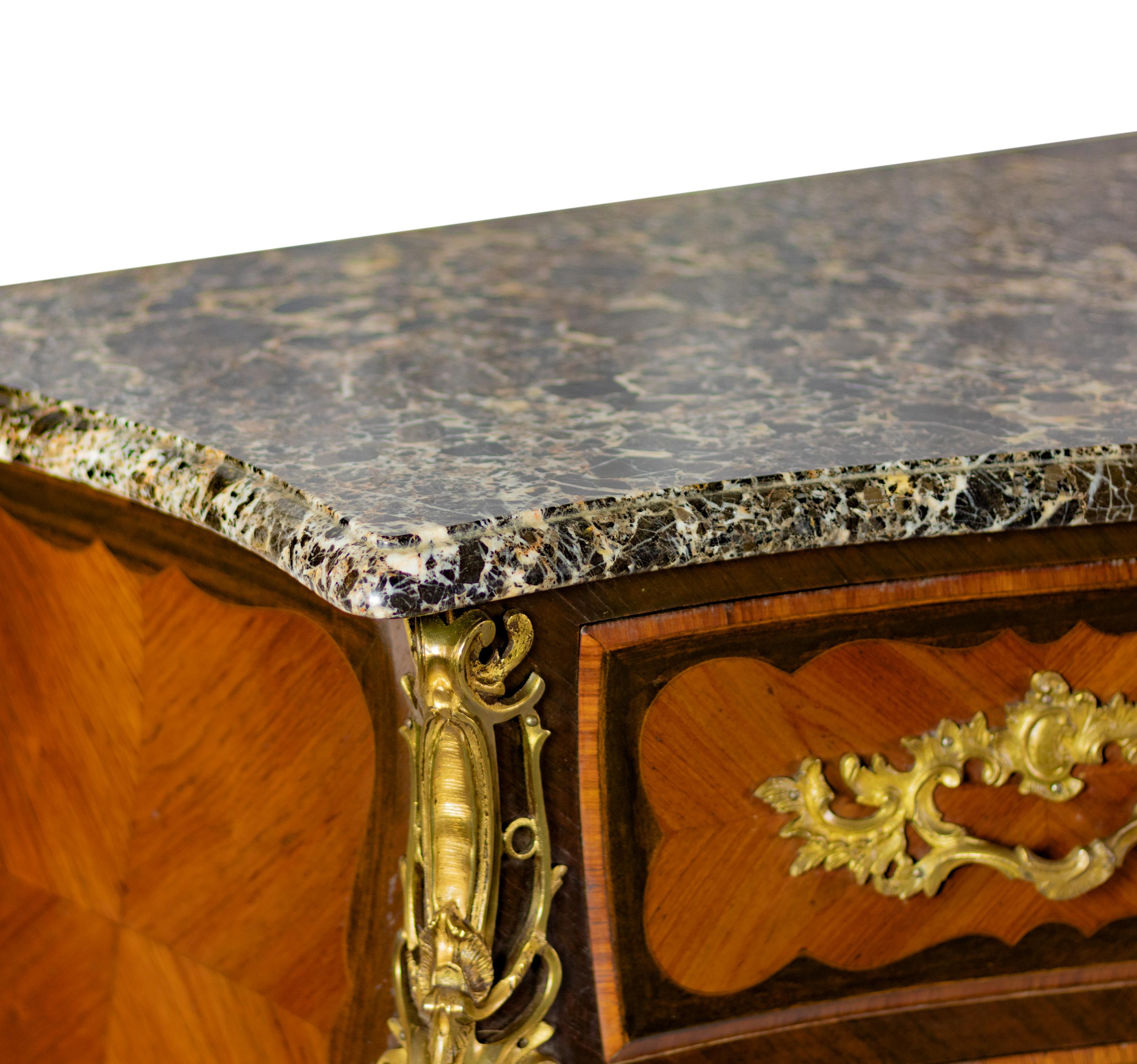 Louis XV Kingwood Bombé Chest of Drawers, 19th Century In Fair Condition For Sale In Lisbon, PT