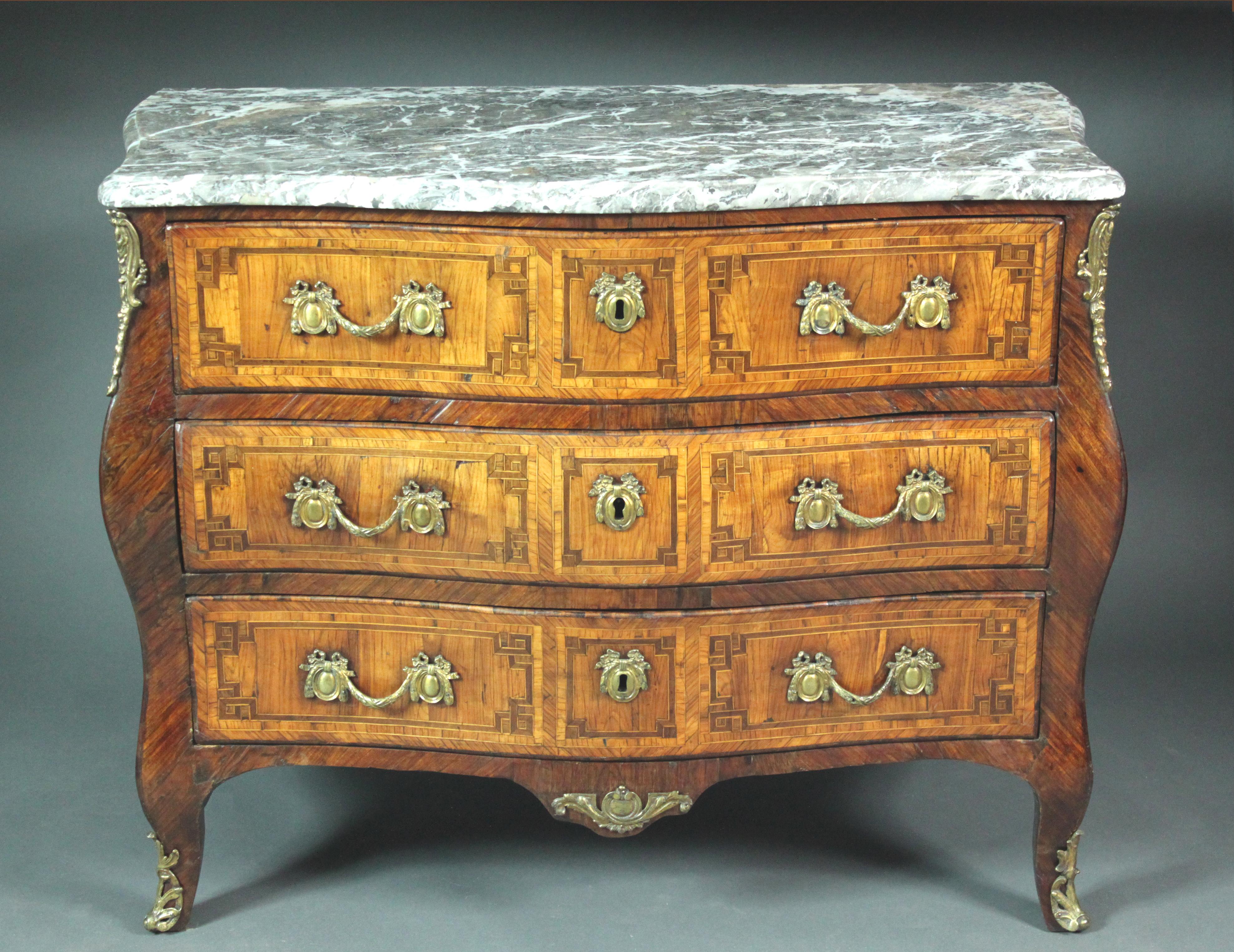 A Louis XV kingwood commode of a good color and patina: attractive serpentine and bombe shape, original mounts still retaining most of their gilding, original Saint-Anne Grand Dessin grey marble top, corner re-stuck but hardly visible.
Very fine