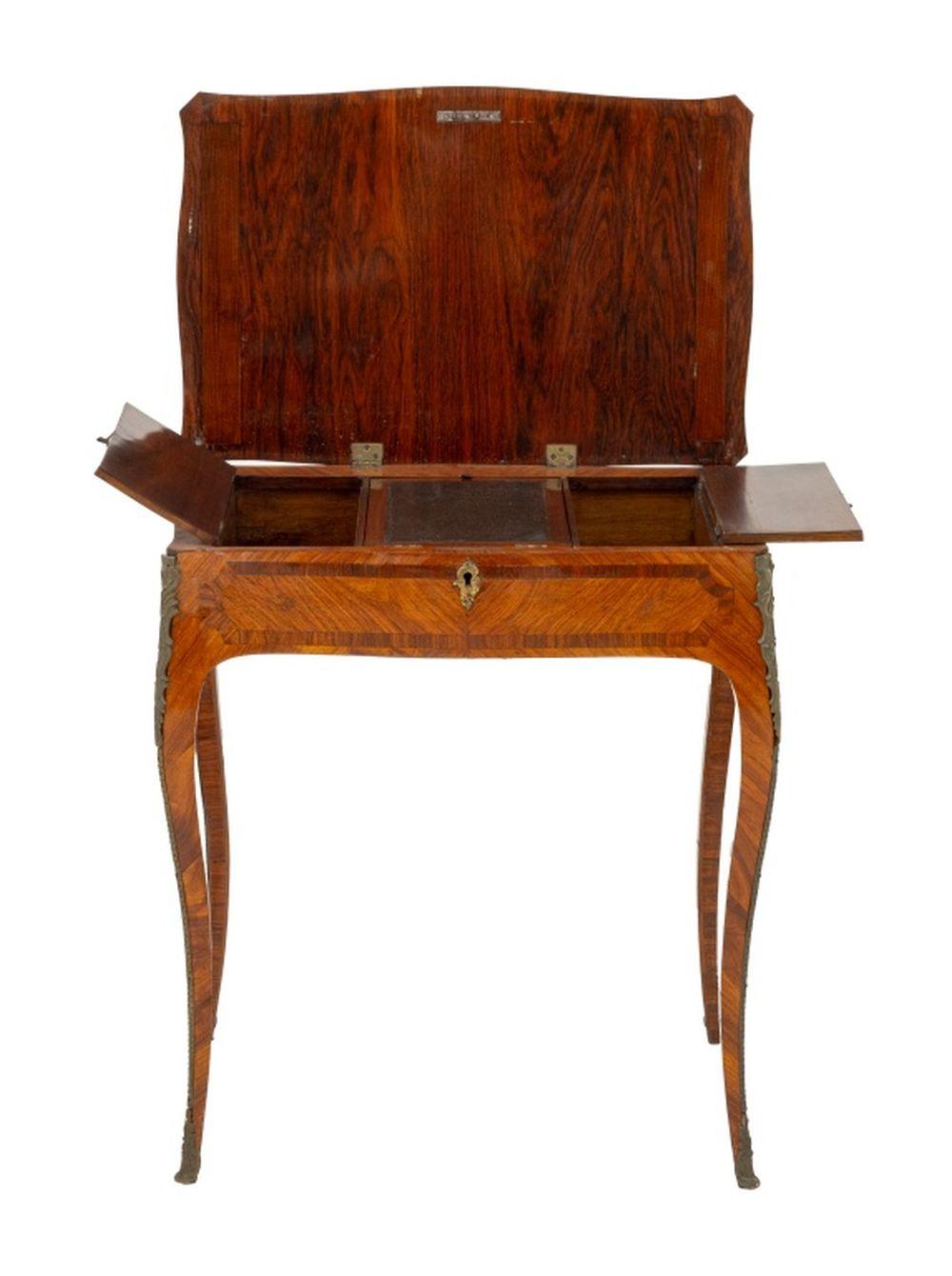 Poudreuse Luis XV de parquet de madera de rey, siglo XVIII, forma rectangular con borde serpenteante, tapa chapada de bandas transversales con rocío floral, que se eleva abierta a un interior equipado con compartimentos, sobre ligeras patas cabriolé