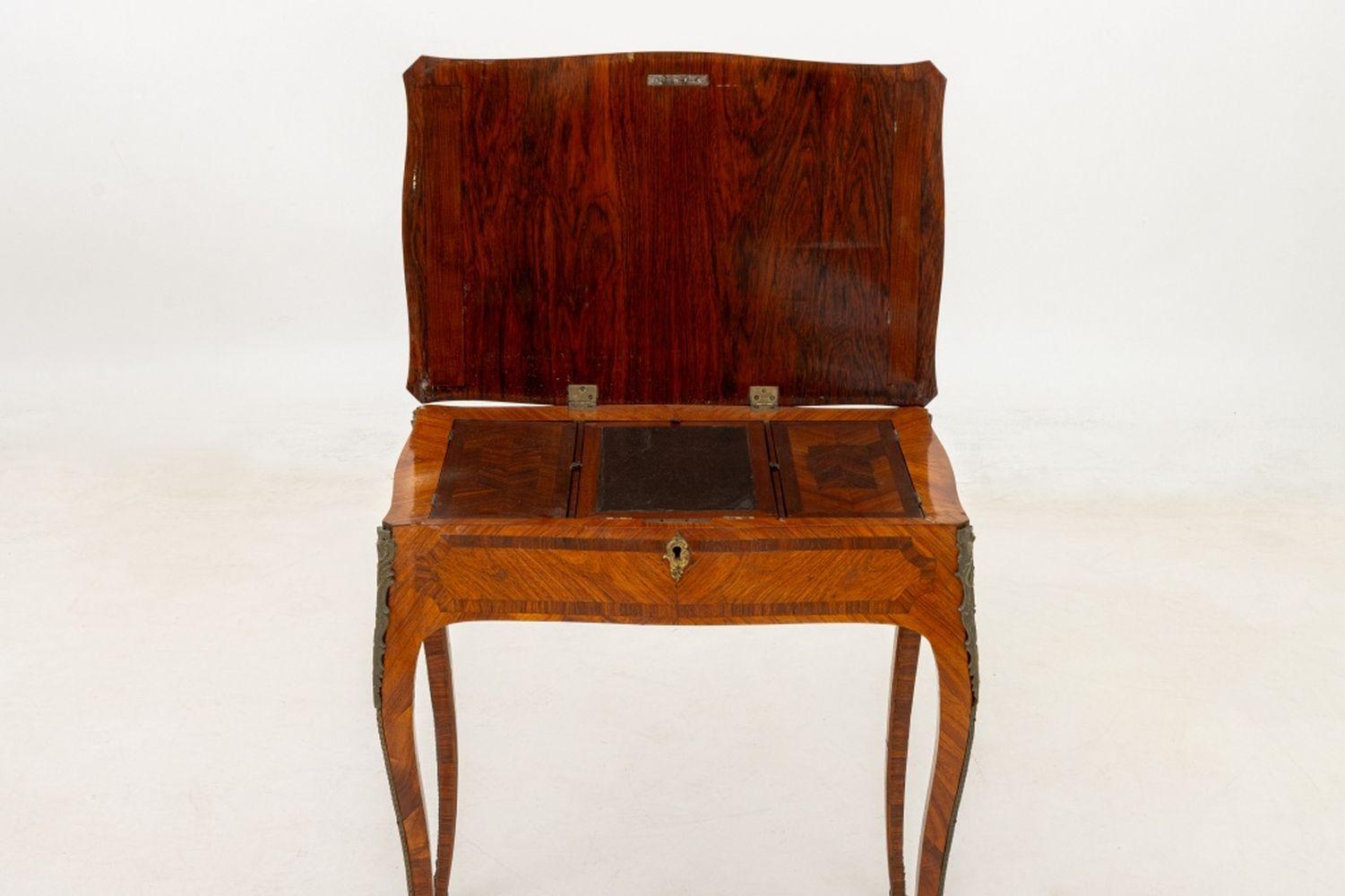 Poudreuse de parquet de madera de rey Luis XV en Bueno estado para la venta en Astoria, NY
