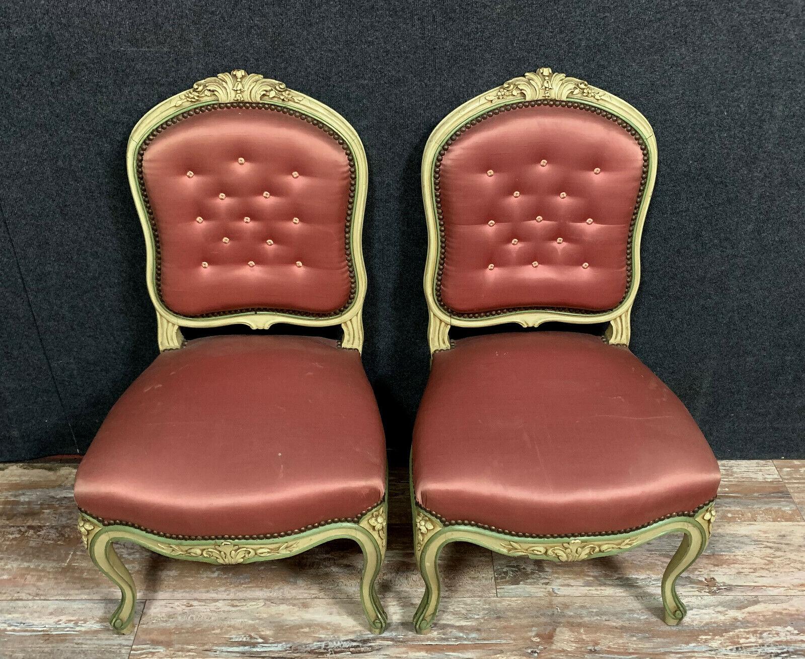 Verschönern Sie Ihren Wohnbereich mit diesem atemberaubenden Louis XV-Salonmöbel-Set aus lackiertem Holz. Das Set besteht aus vier eleganten Sesseln und zwei Stühlen, die alle mit einem seidenähnlichen Wandteppich bezogen sind und einen Hauch von