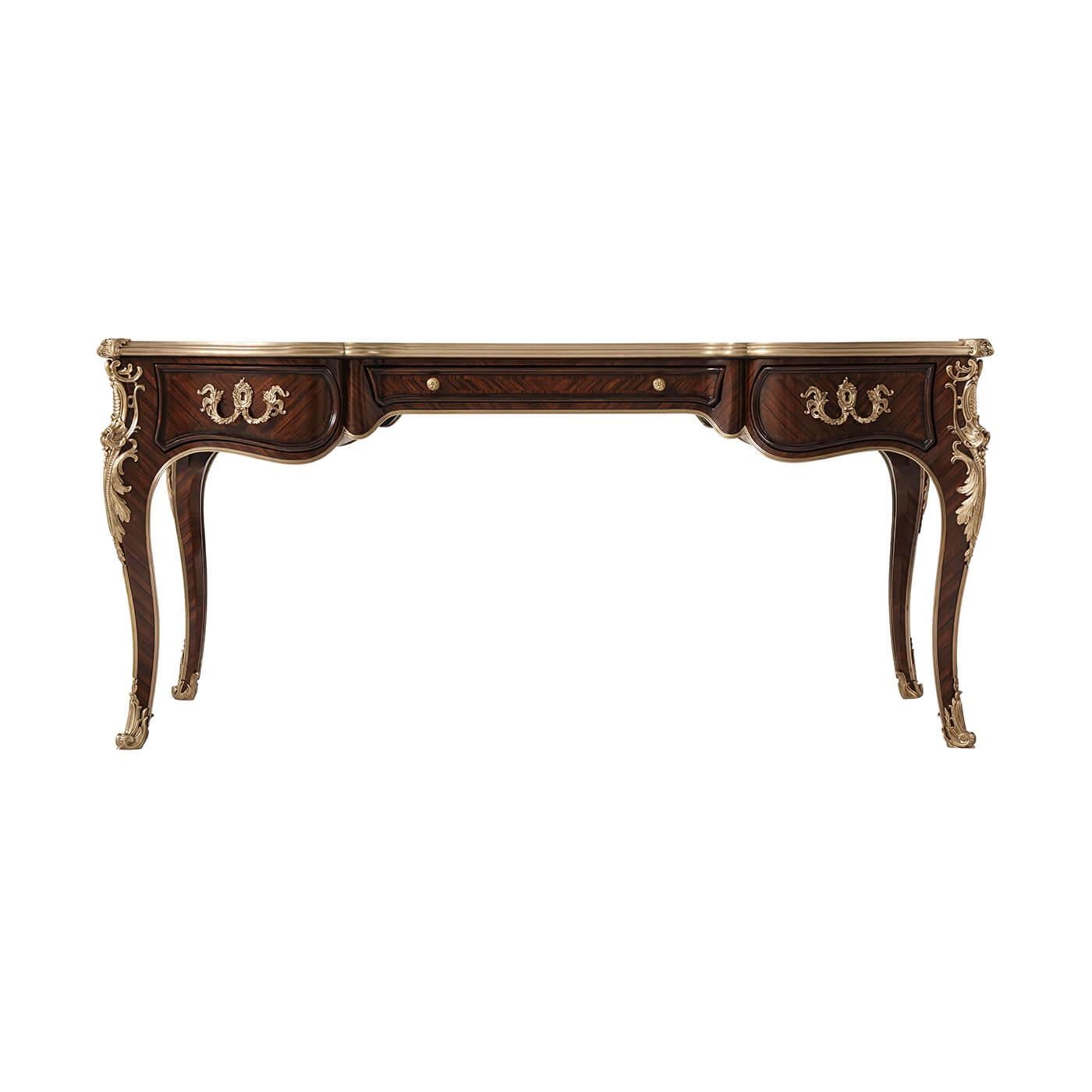 Schreibtisch mit Lederplatte im Stil Louis XV. (Vietnamesisch)