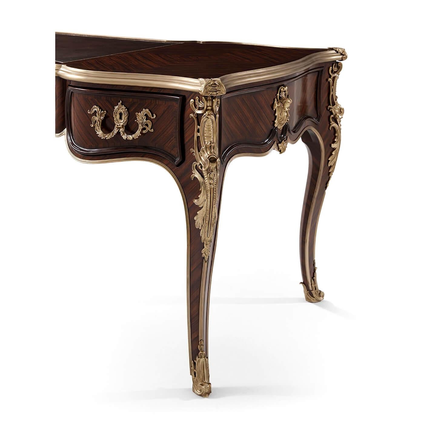 Schreibtisch mit Lederplatte im Stil Louis XV. (21. Jahrhundert und zeitgenössisch)