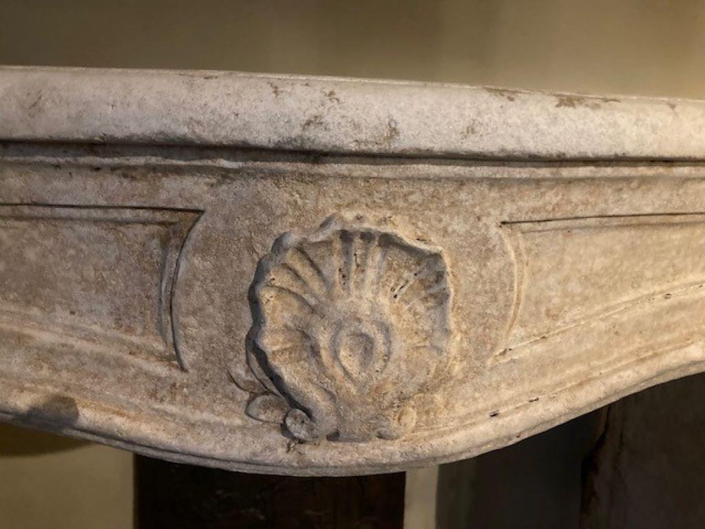 Francese Camino Luigi XV in pietra calcarea, inizio XIX secolo in vendita