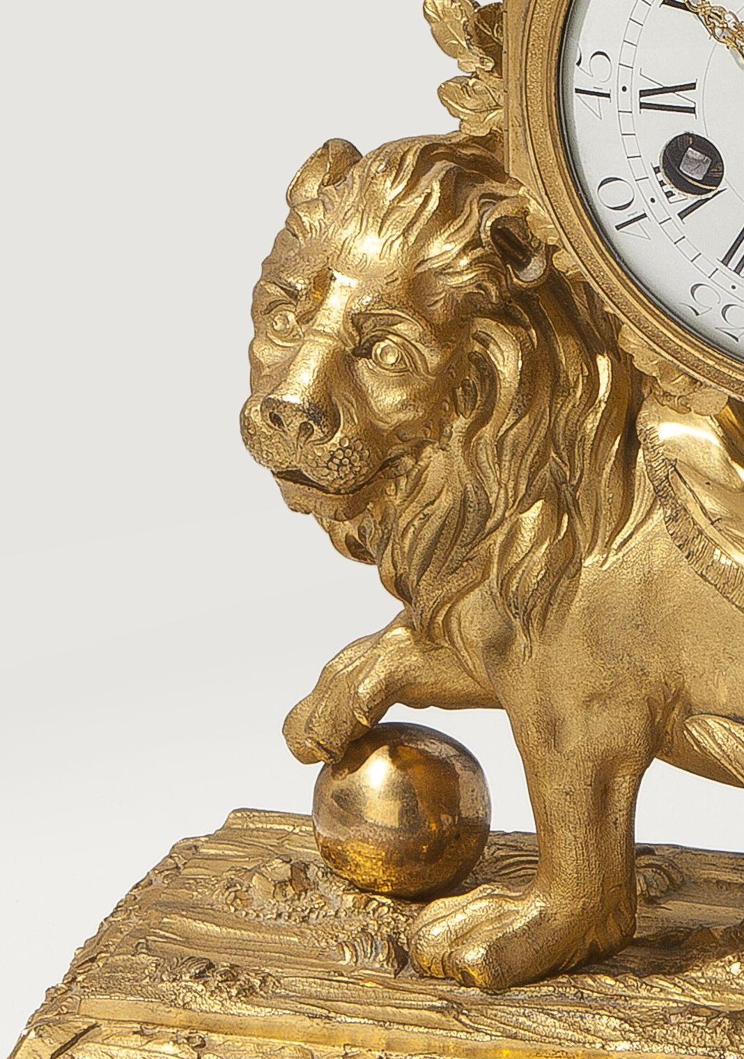 Louis XV Lion Mantel Clock Gilded Bronze, circa 1770 In Good Condition For Sale In Berlin, DE