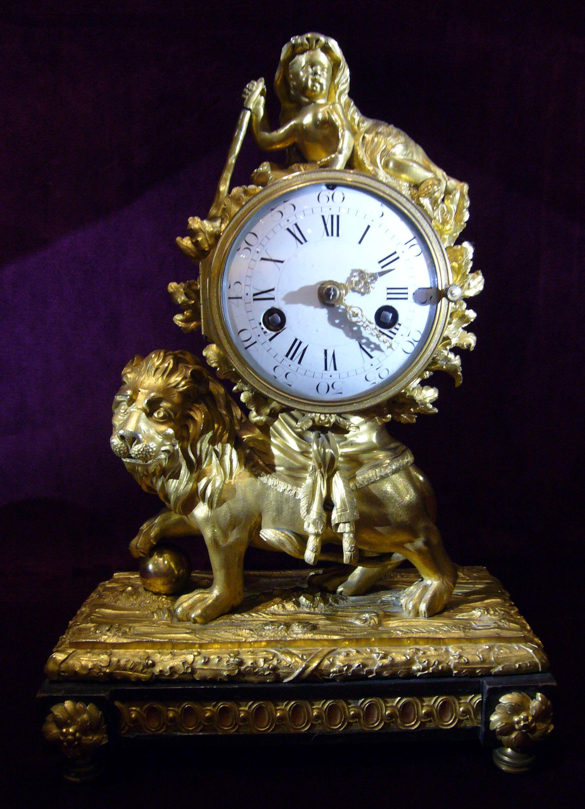 Pendule de cheminée Louis XV en bronze doré en forme de lion, vers 1770 Unisexe en vente