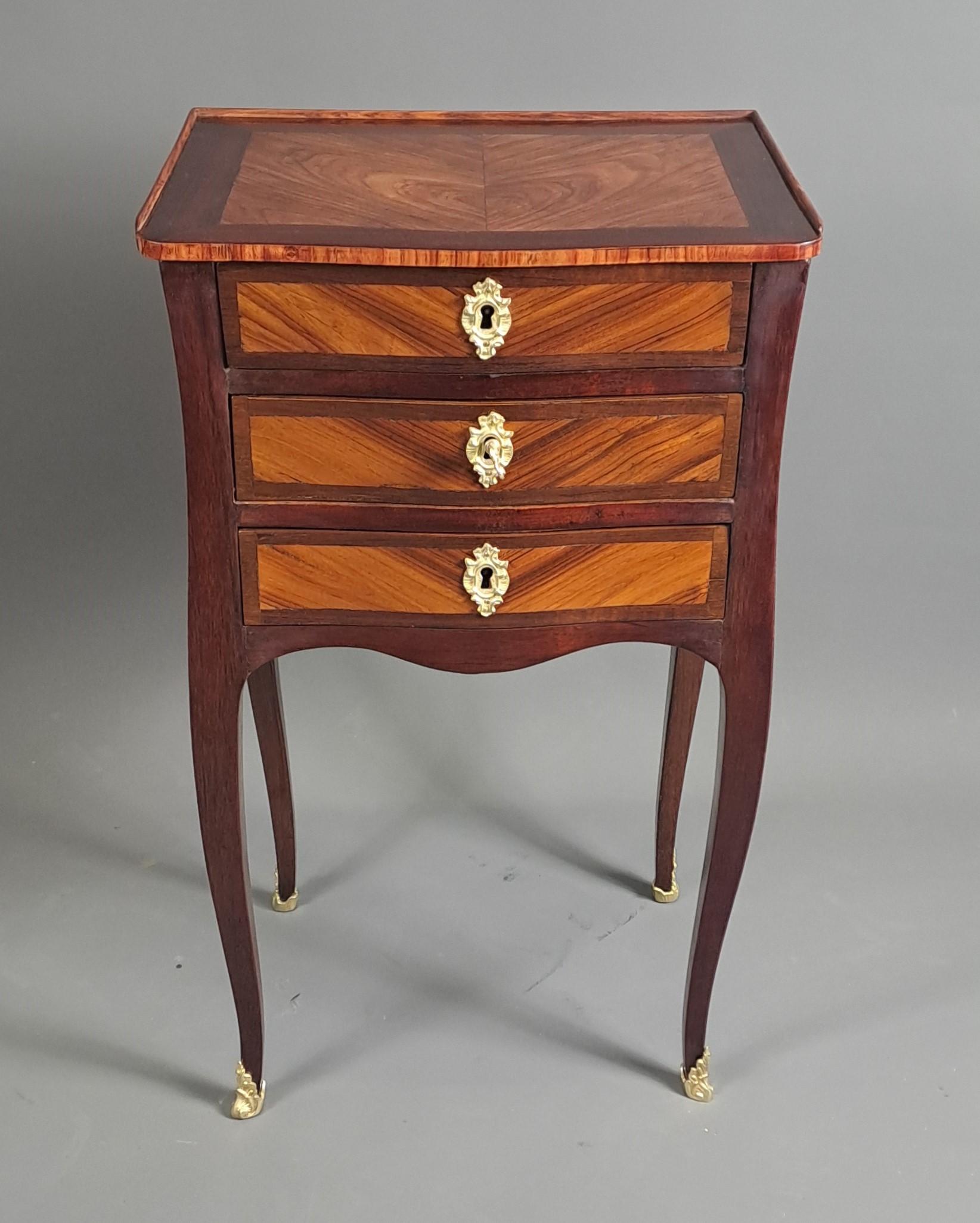 Français Table de salon Louis XV en bois de rose et Amaranth en vente