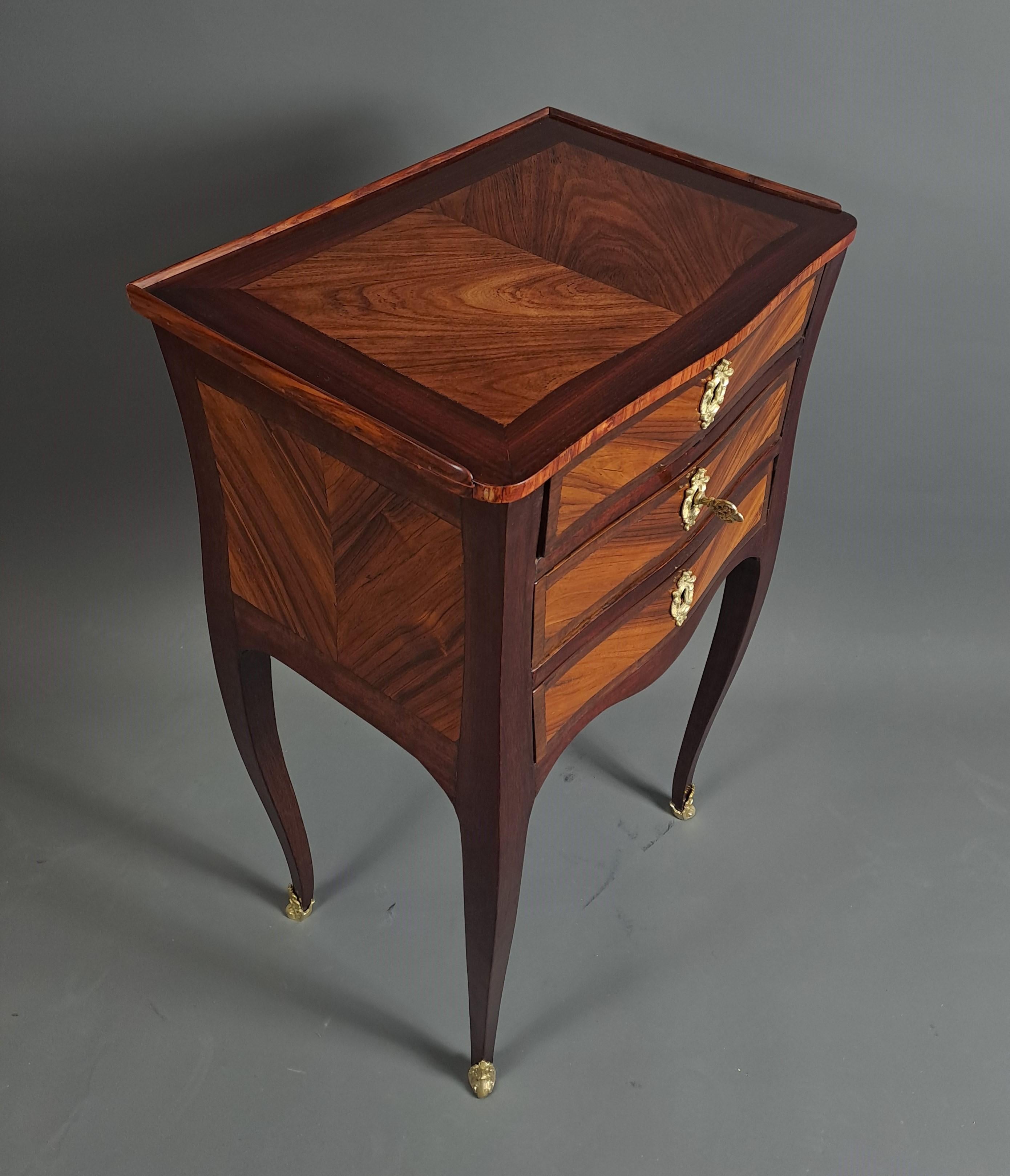 XVIIIe siècle Table de salon Louis XV en bois de rose et Amaranth en vente
