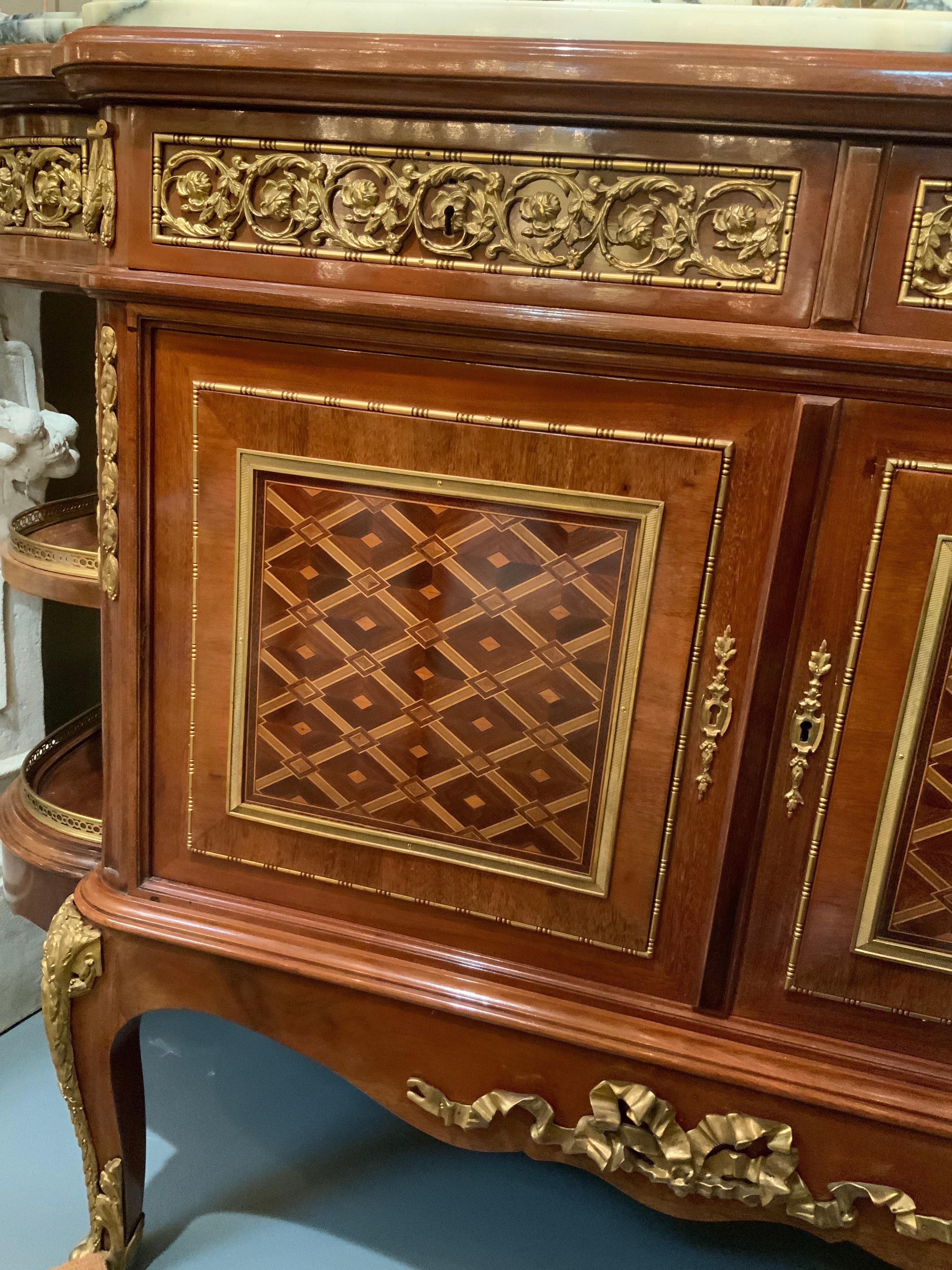 Commode in stile Luigi XV/Luigi XVI con intarsio di mogano e bronzo dorato in vendita 6