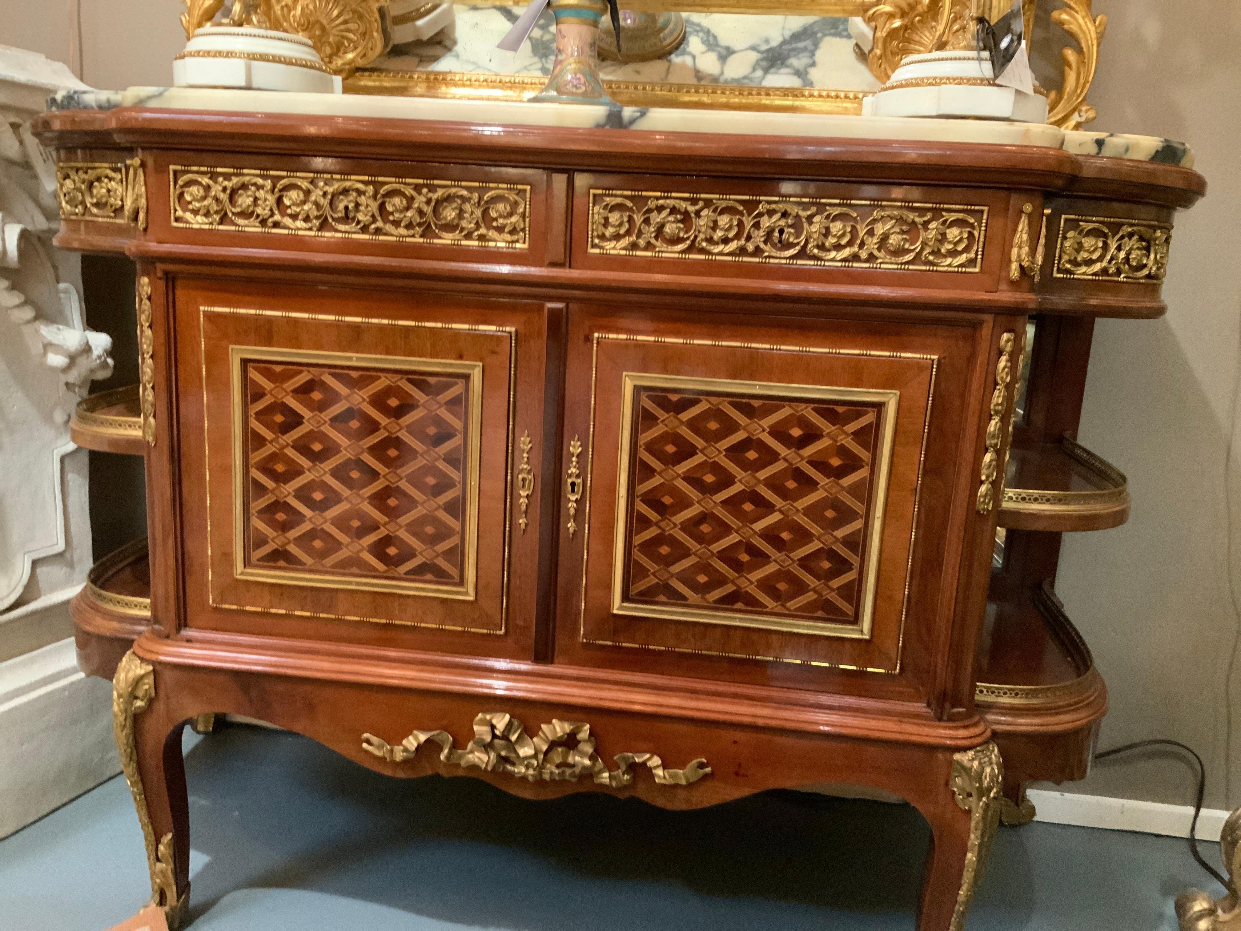 Commode in stile Luigi XV/Luigi XVI con intarsio di mogano e bronzo dorato in vendita 7