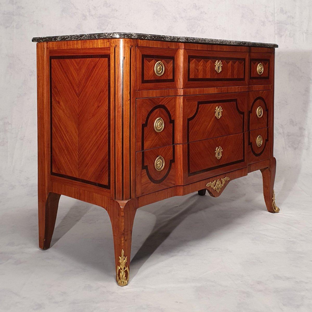 Louis XV, Louis XVI transition style chest of drawers from the end of the 19th century. This so-called projection chest of drawers is mainly made of rosewood and rosewood to provide contrast in colors. It has a magnificent geometric marquetry (wood