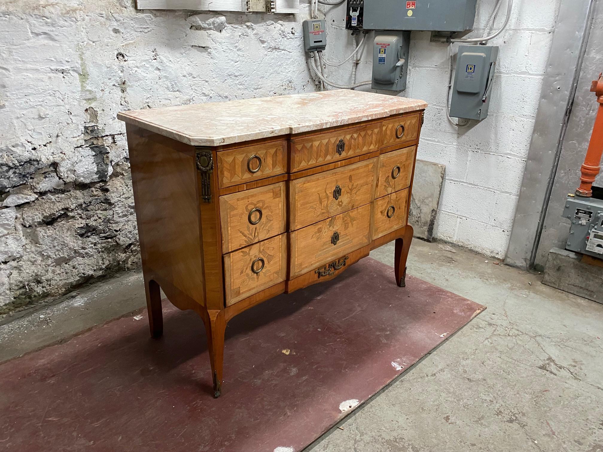 Metà XX secolo Commode intarsiato in stile Luigi XV-Luigi XVI in vendita