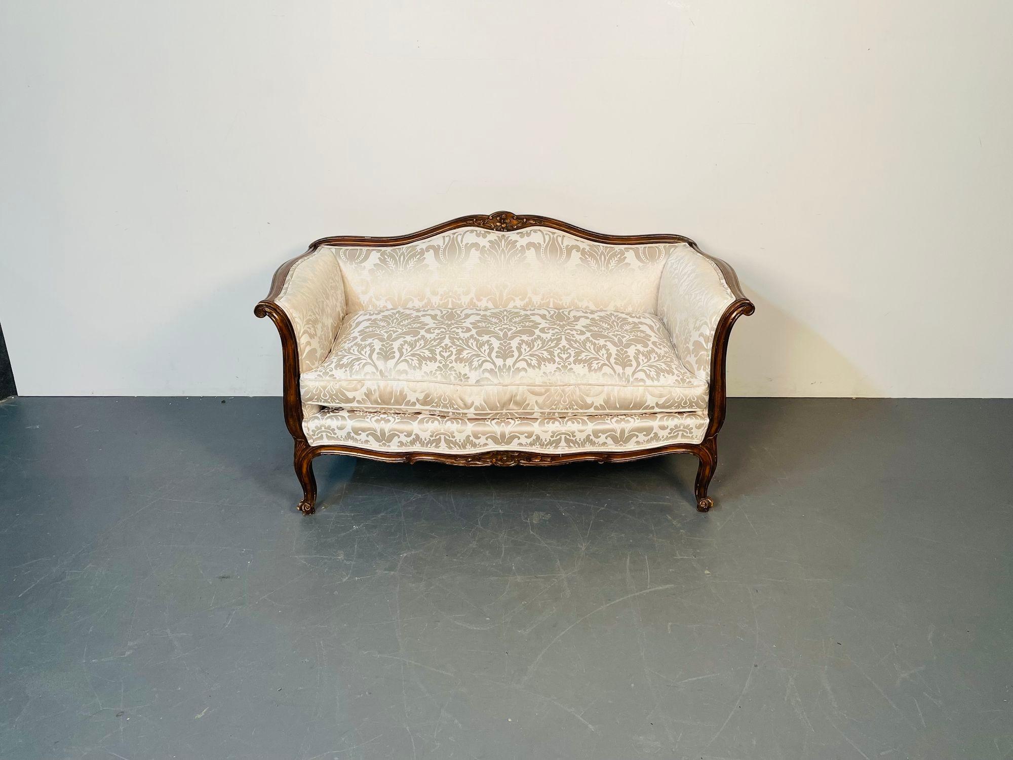 Louis XV Mahogany Carved Settee, Canape / Sofa, Floral Silk Upholstery In Good Condition For Sale In Stamford, CT