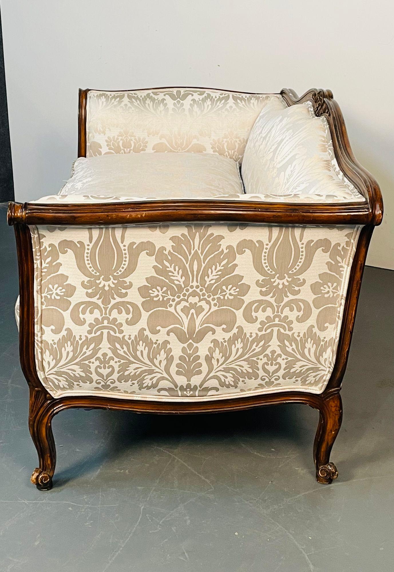 Canapé Louis XV en acajou sculpté, tapisserie en soie florale en vente 1