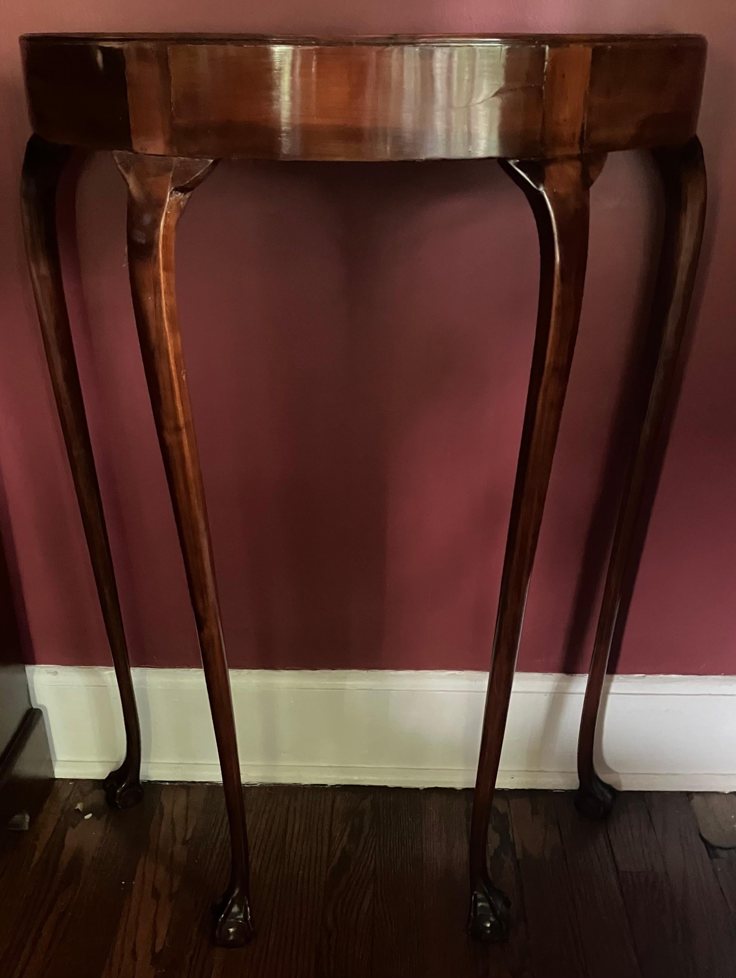 Consolle Luigi XV in mogano demi lune con piano in marmo. Tavolino da dessert Luigi XV in mogano italiano con gambe cabriole molto belle e ferramenta originale per il fissaggio alla parete. Delicatamente bello in ricco mogano. Italia, anni '70