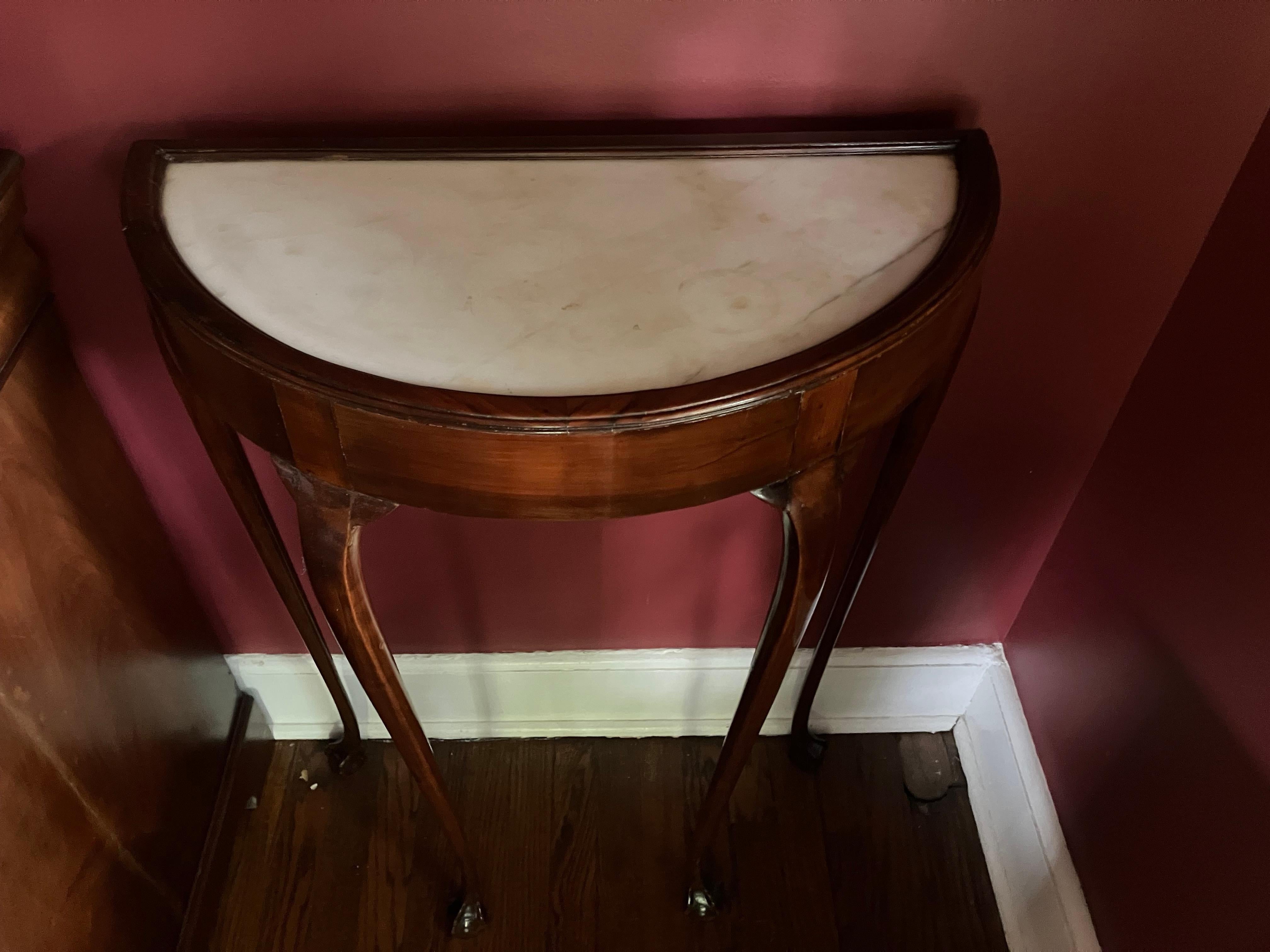 Italiano Console con piano in marmo Demi Lune in mogano Luigi XV in vendita