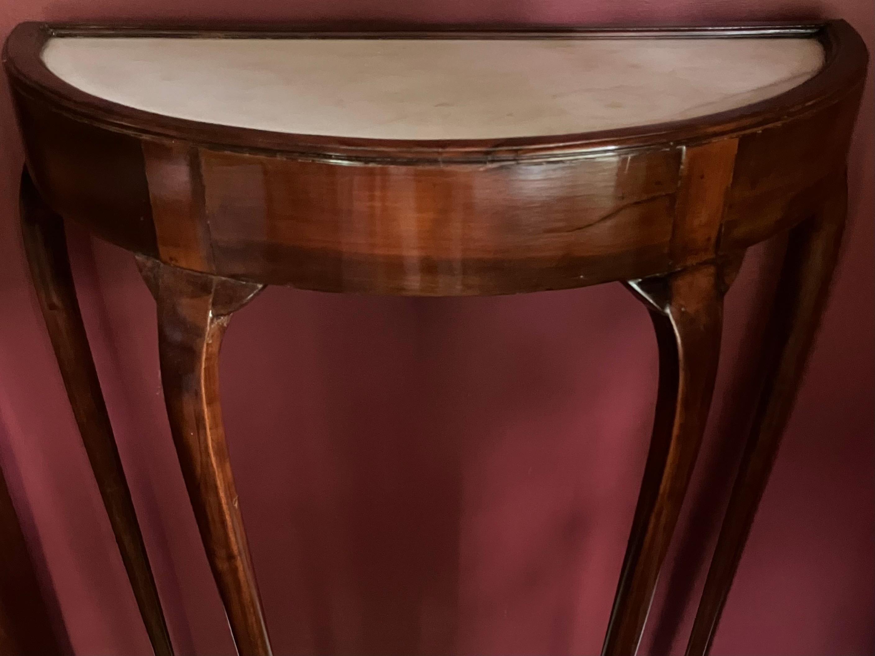 Console con piano in marmo Demi Lune in mogano Luigi XV In condizioni buone in vendita a New York, NY