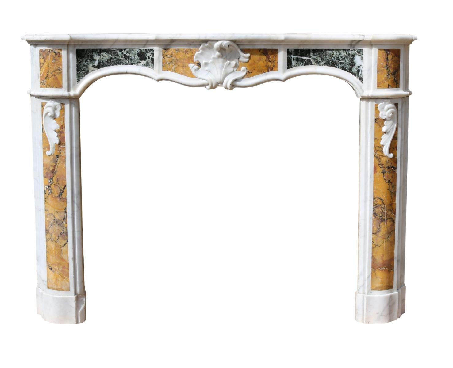 Serpentine frieze with central foliate cartouche and floral scrolls to the jambs. Inlaid specimen marbles of Brocatelle di Sienna and Maurine Green.

Measures: Opening height 94.5 cm

Opening width 106.5 cm

Width between outside of legs 150