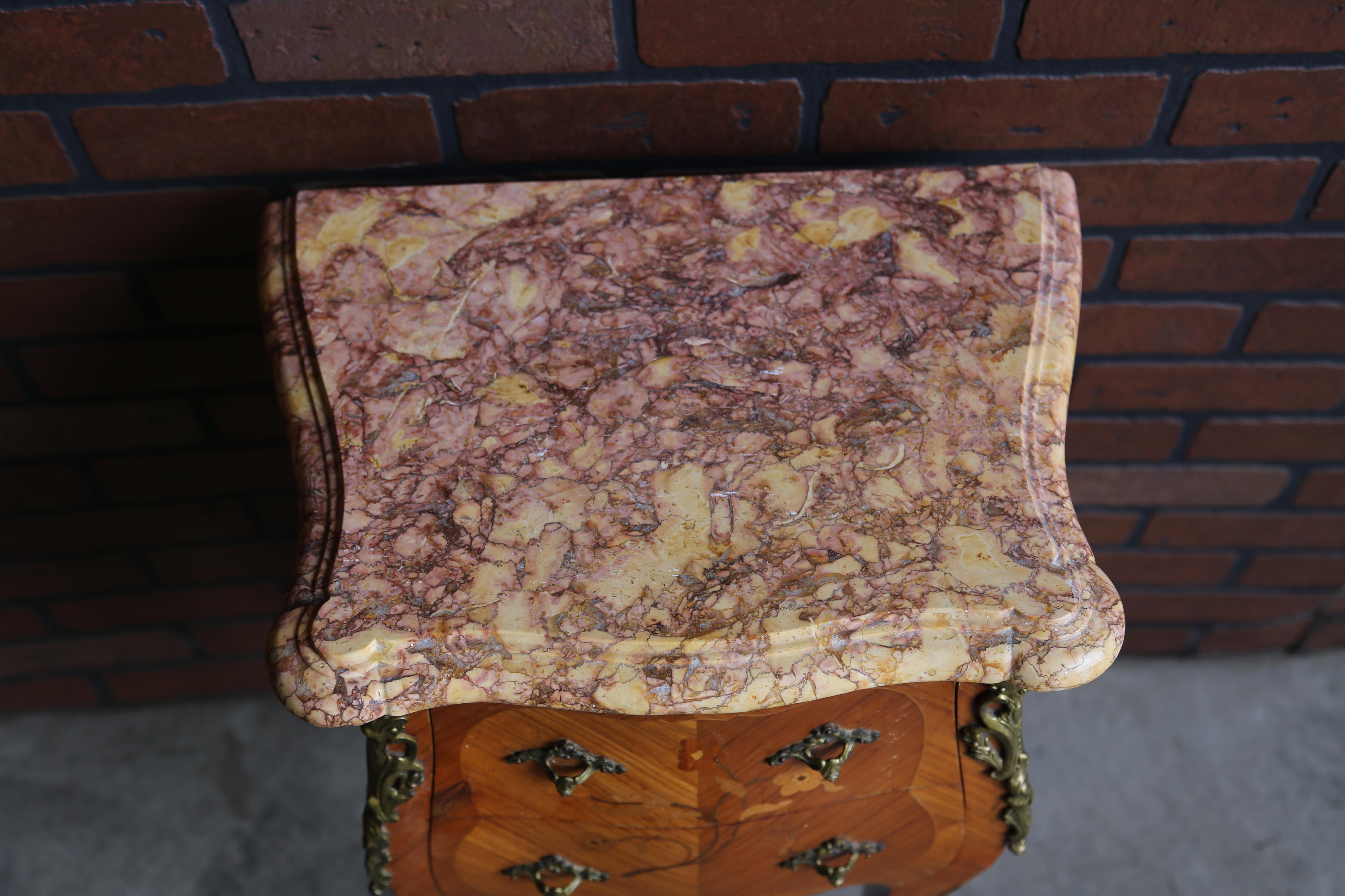 Louis XV Marmorplatte Nachttische im Zustand „Gut“ im Angebot in Portland, OR