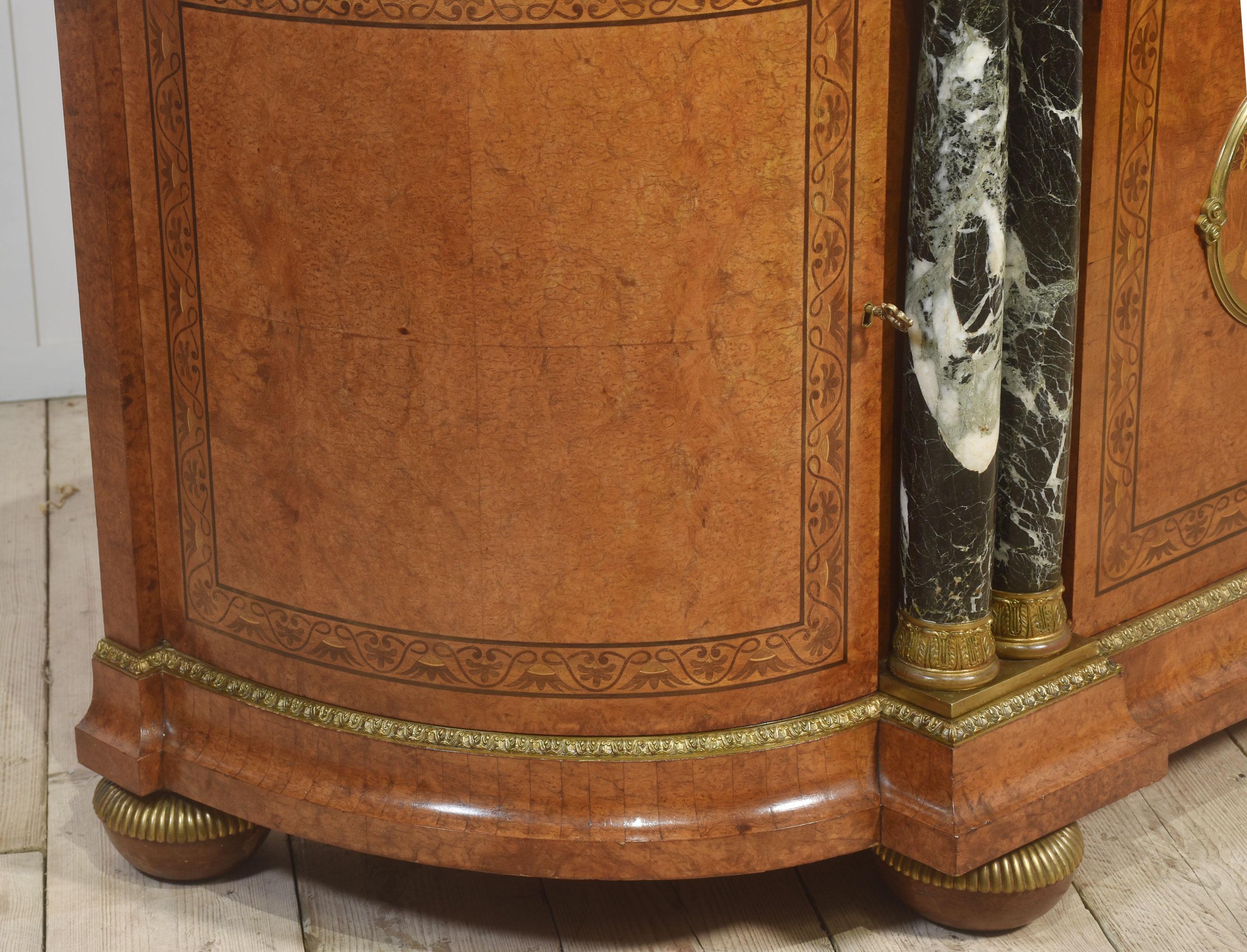 Credenza buffet in stile Luigi XV con ripiano in marmo in vendita 10