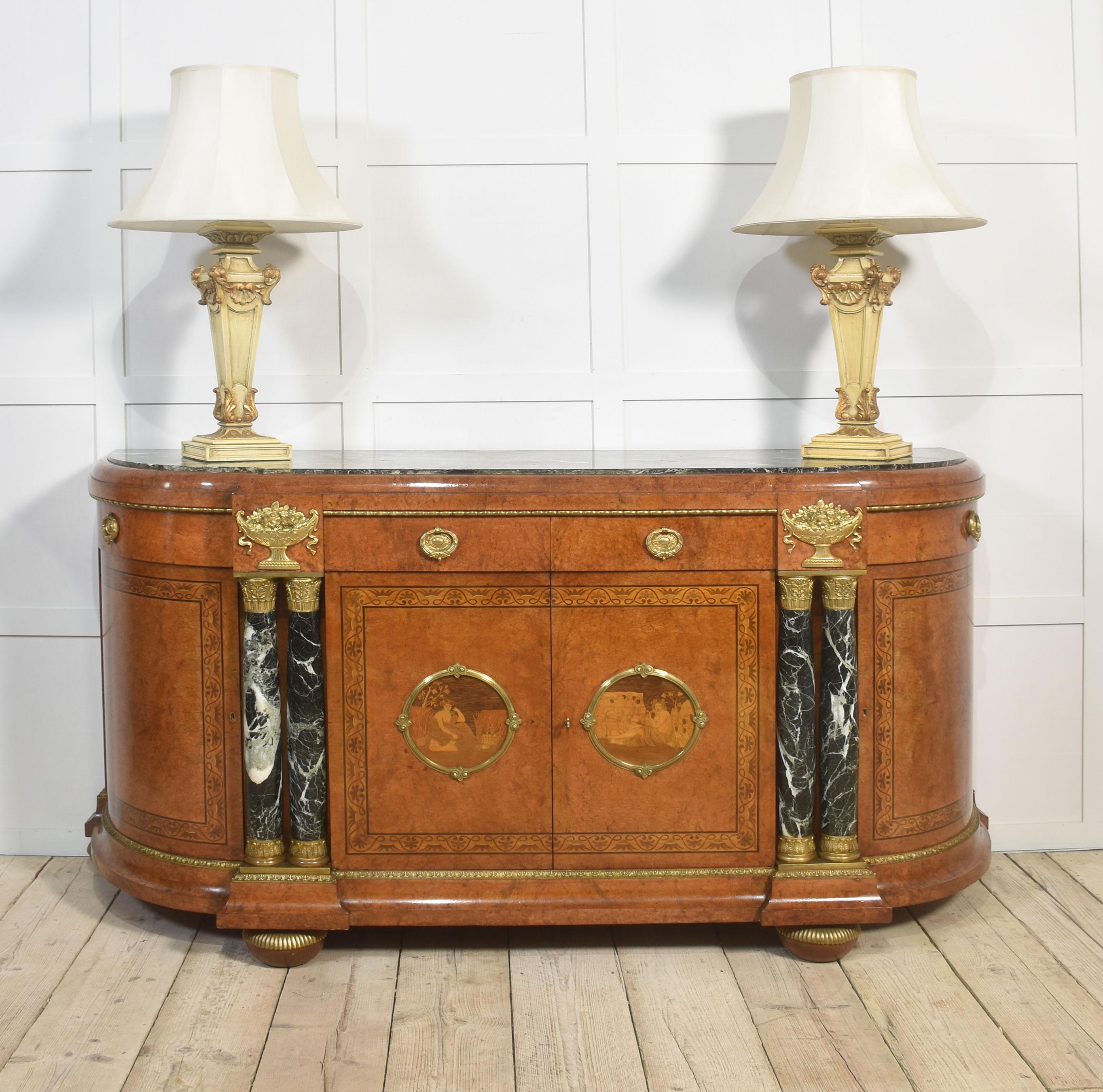 Credenza in noce in stile Luigi XV di qualità superiore. L'ampio piano in marmo verde venato sovrasta due ampi cassetti centrali a forma di congelatore e insoliti cassetti curvi alle due estremità, dotati di maniglie ben fuse. Affiancato da