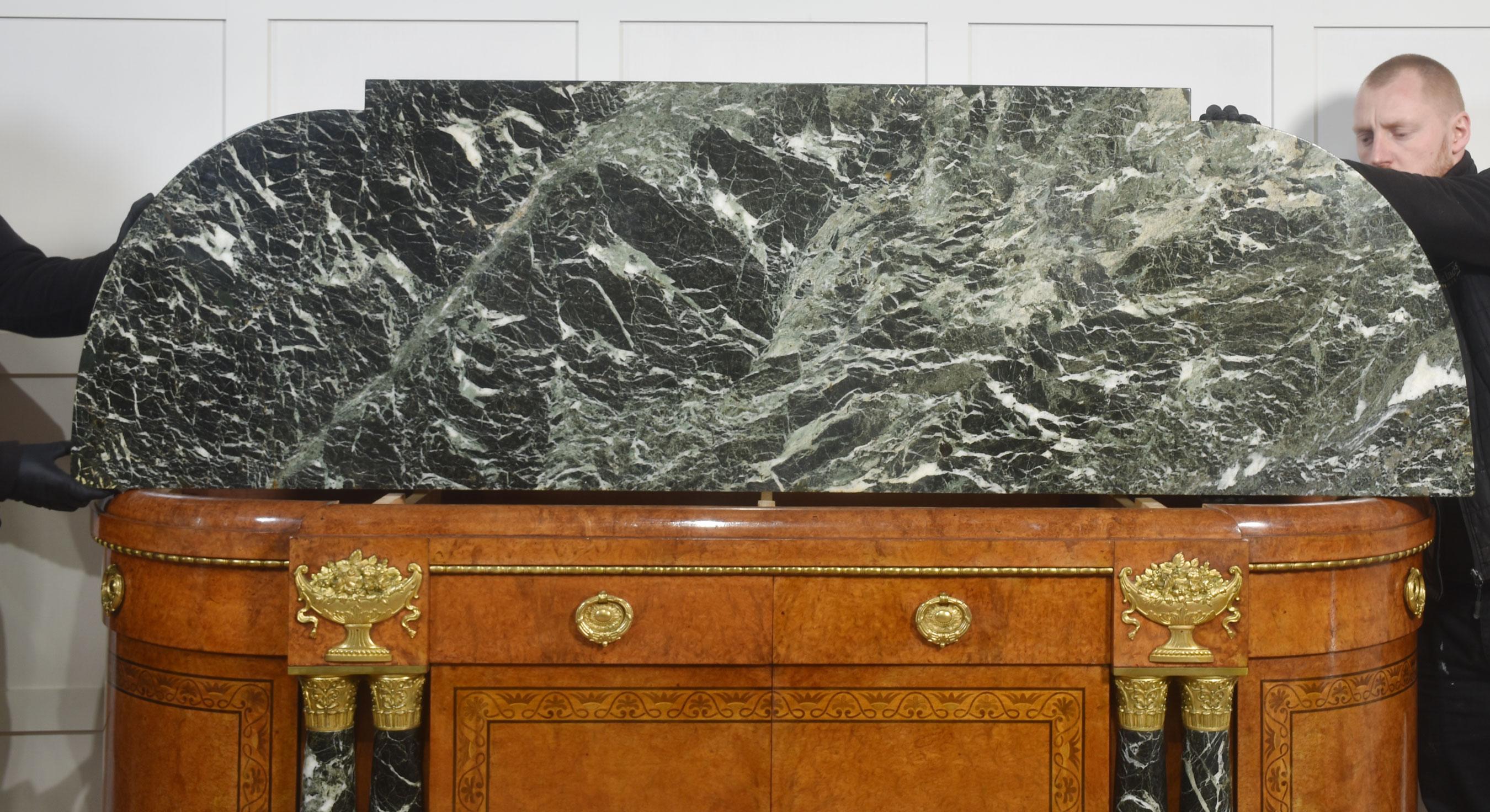 Credenza buffet in stile Luigi XV con ripiano in marmo in vendita 14
