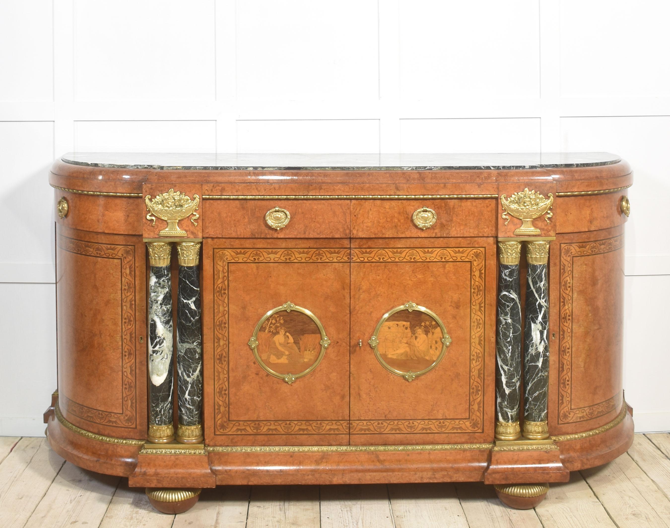Francese Credenza buffet in stile Luigi XV con ripiano in marmo in vendita
