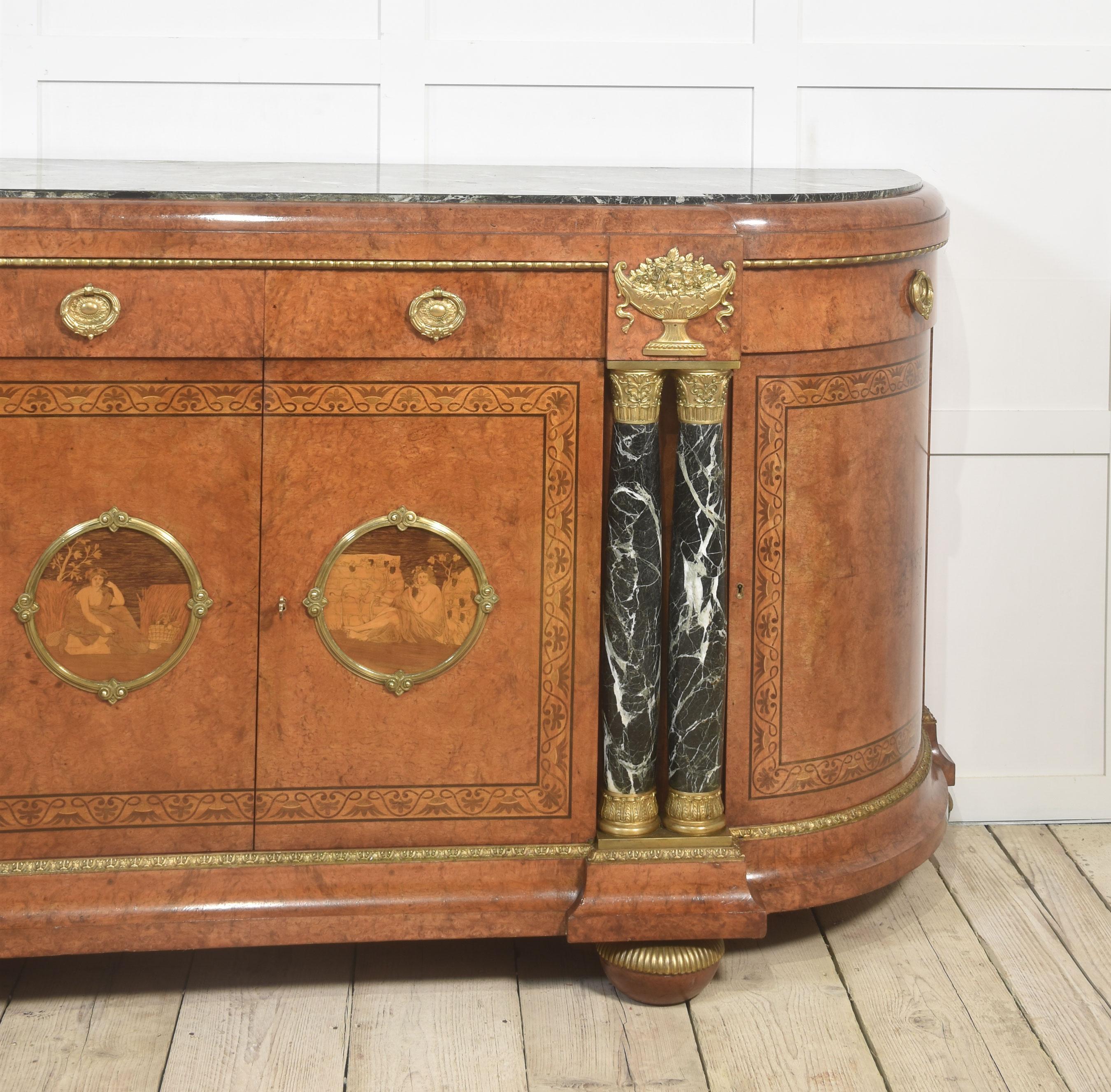 Marmo Credenza buffet in stile Luigi XV con ripiano in marmo in vendita