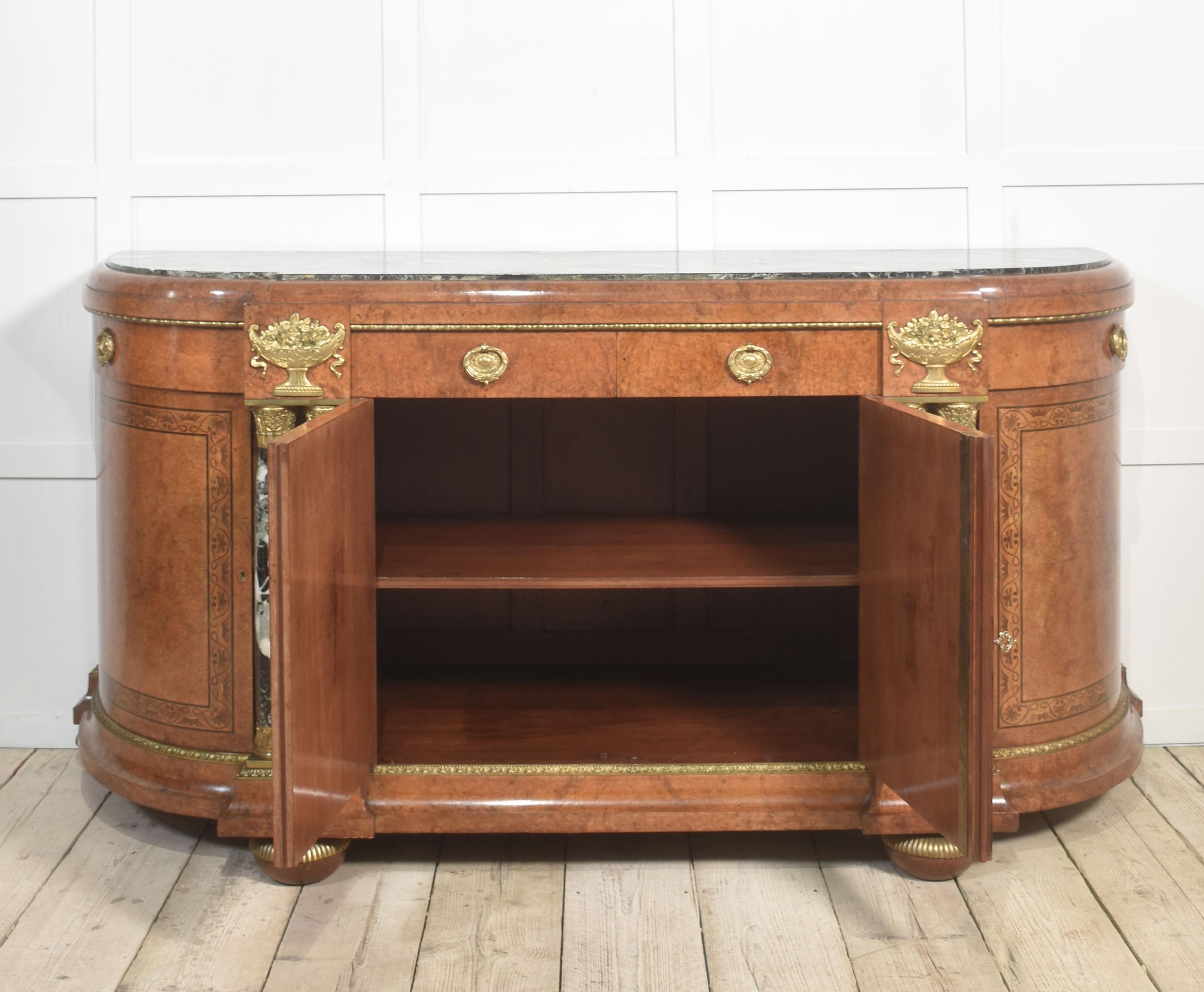 Credenza buffet in stile Luigi XV con ripiano in marmo in vendita 2