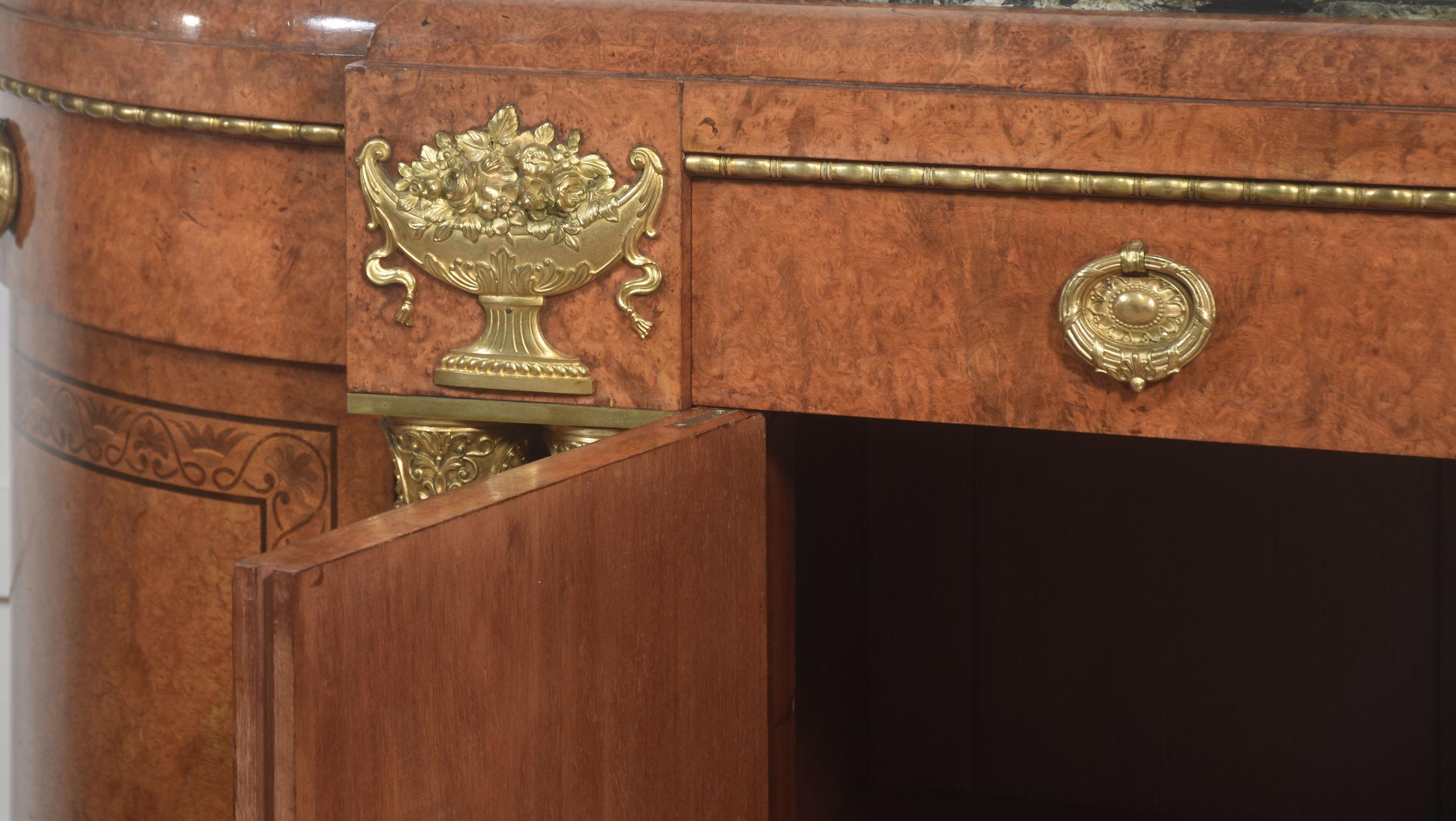 Credenza buffet in stile Luigi XV con ripiano in marmo in vendita 3