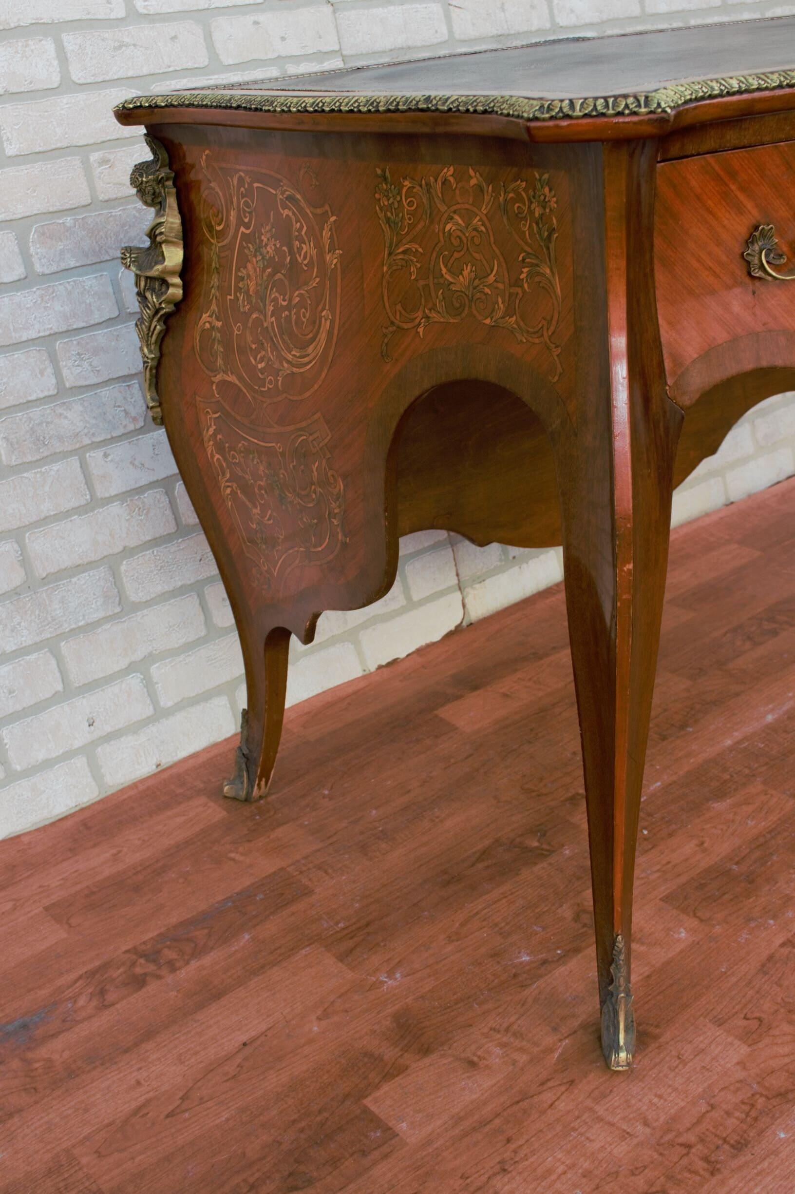 Bureau de style Louis XV en marqueterie d'acajou monté en laiton et ormeaux Bombe en cuir Bon état - En vente à Chicago, IL