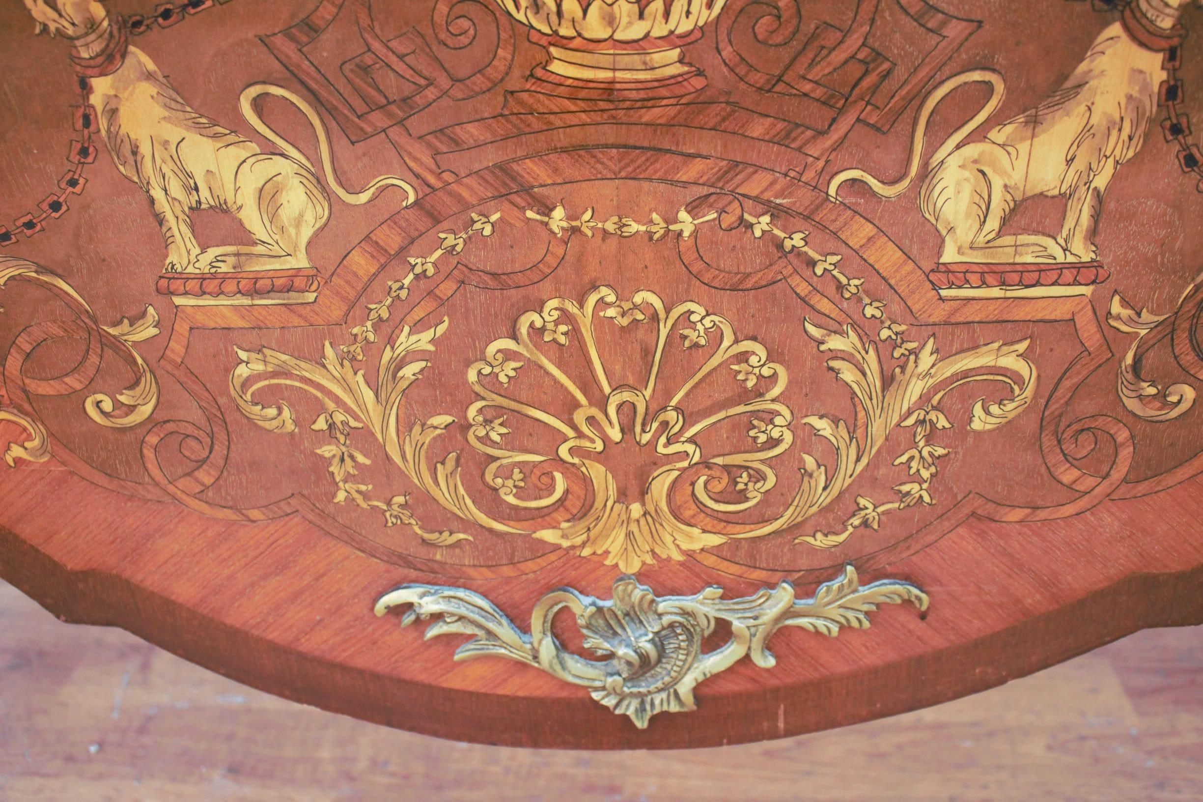 Bureau de style Louis XV en marqueterie d'acajou monté en laiton et ormeaux Bombe en cuir en vente 1