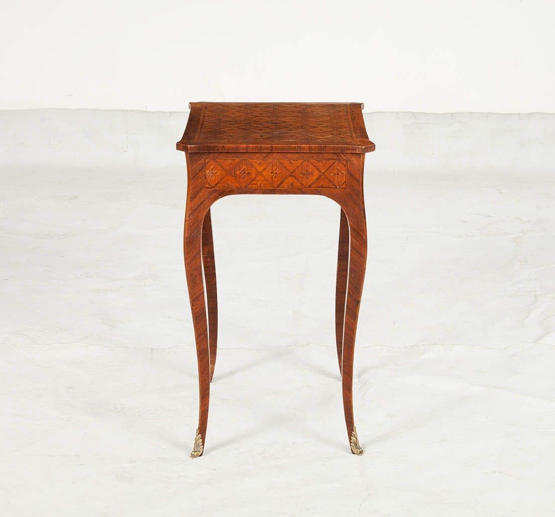 Table marquetée Louis XV en vente 4