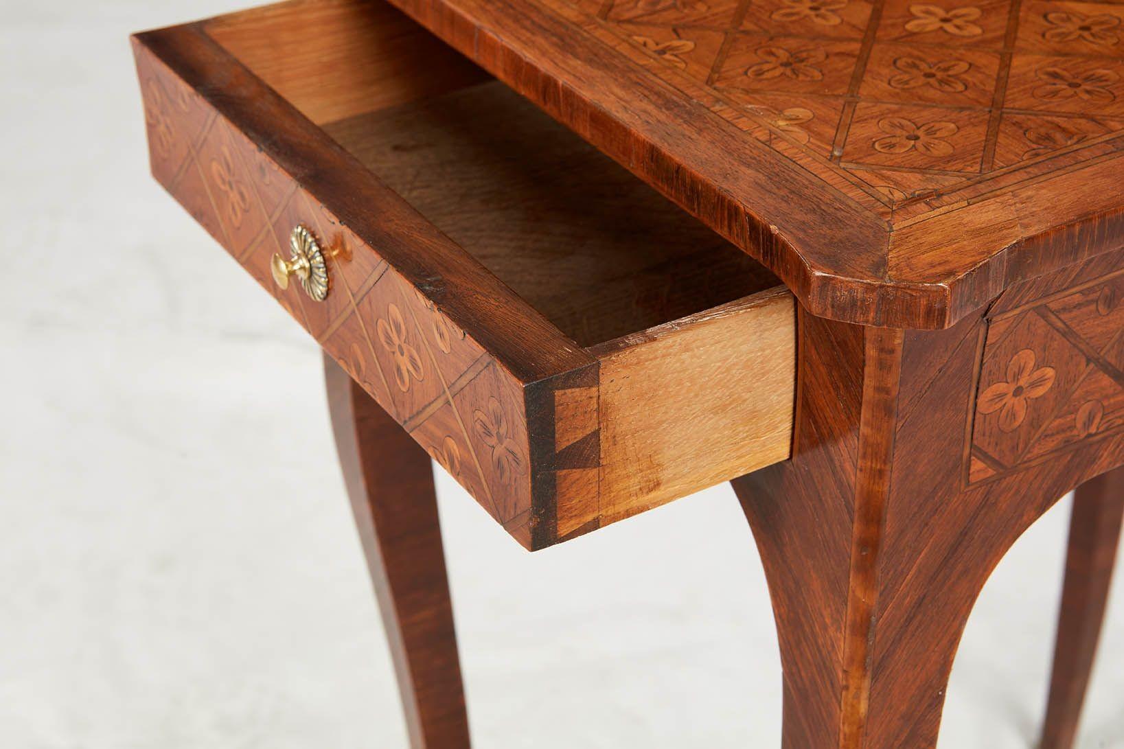 Table marquetée Louis XV en vente 6