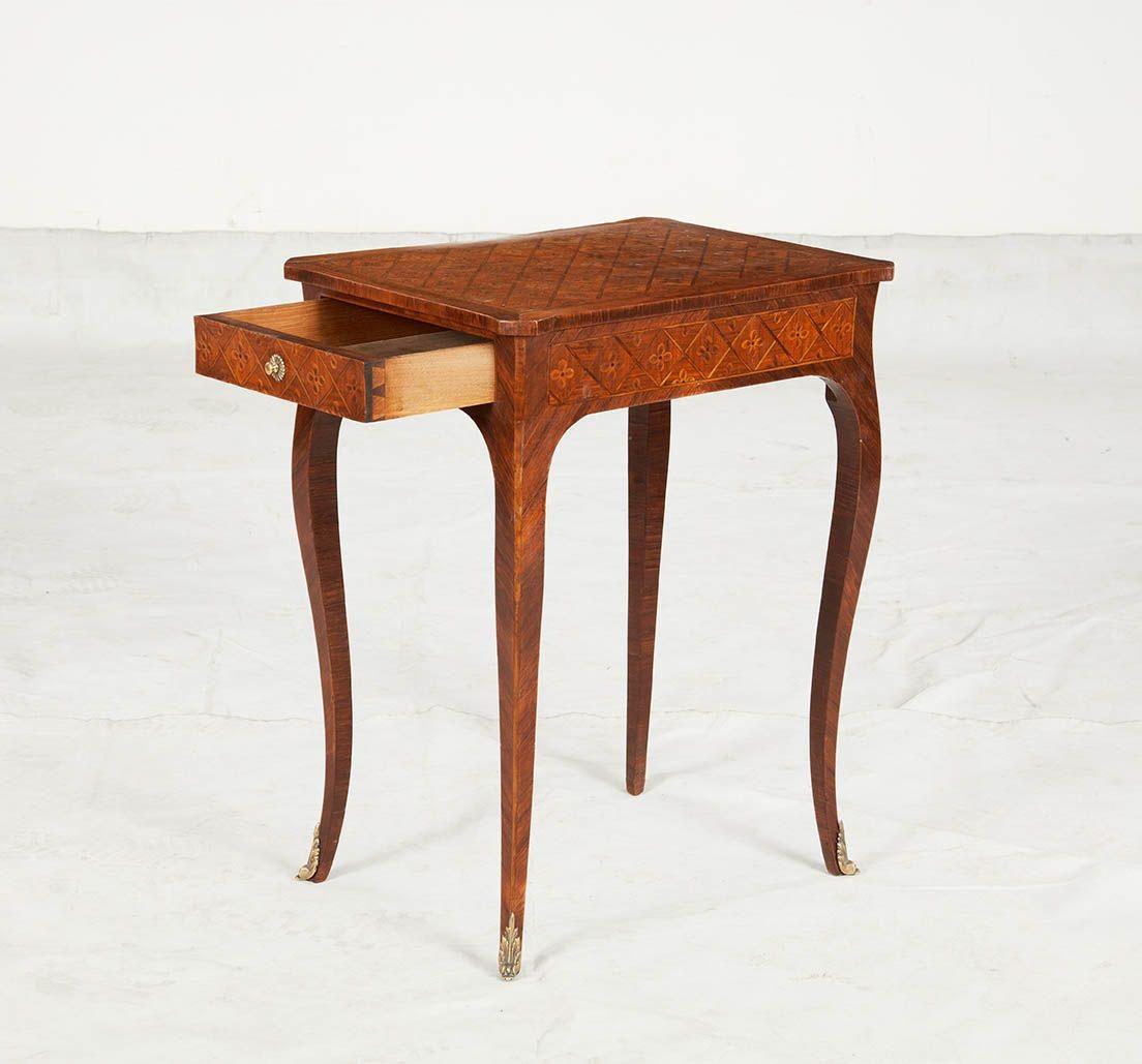 Table marquetée Louis XV en vente 7
