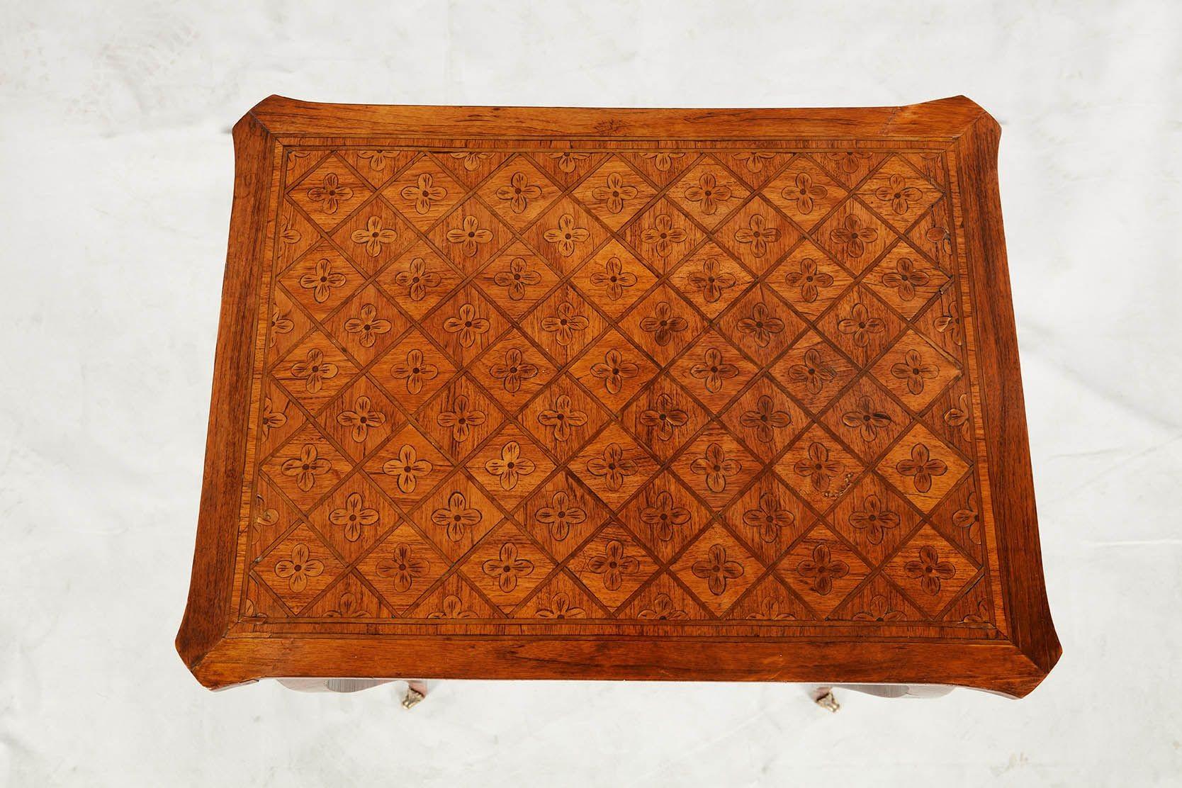 Français Table marquetée Louis XV en vente