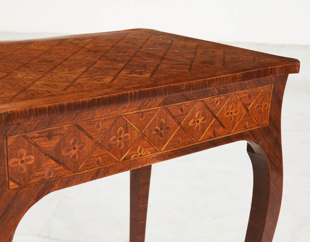 XVIIIe siècle Table marquetée Louis XV en vente