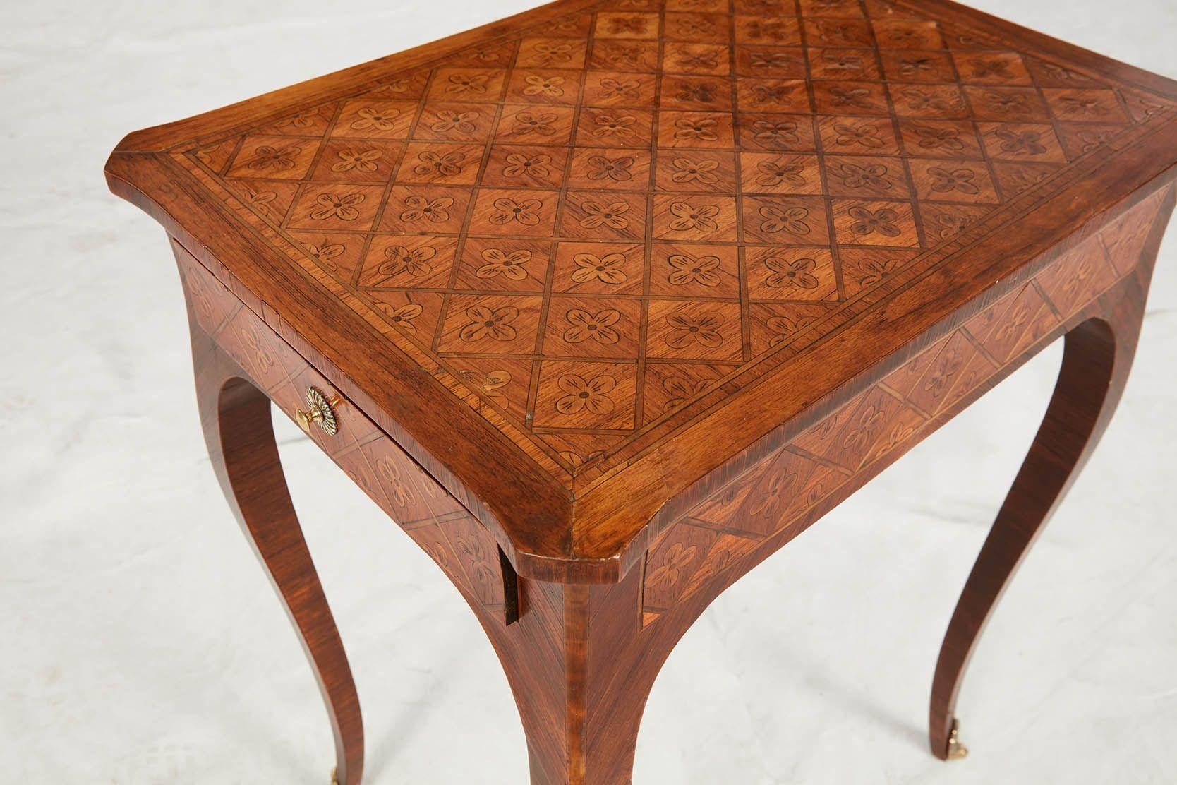 Bois de violette Table marquetée Louis XV en vente