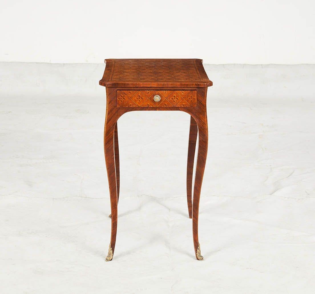 Table marquetée Louis XV en vente 1