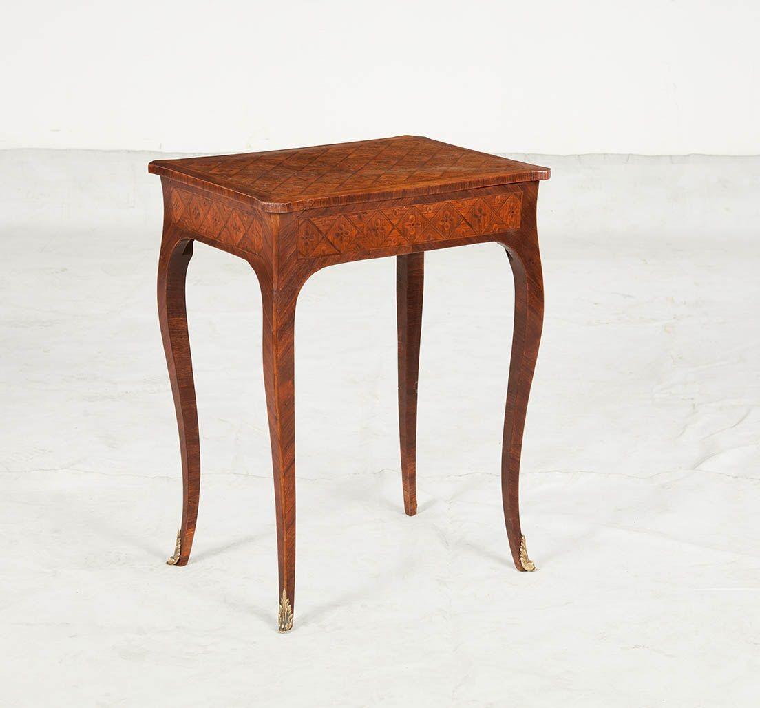 Table marquetée Louis XV en vente 3