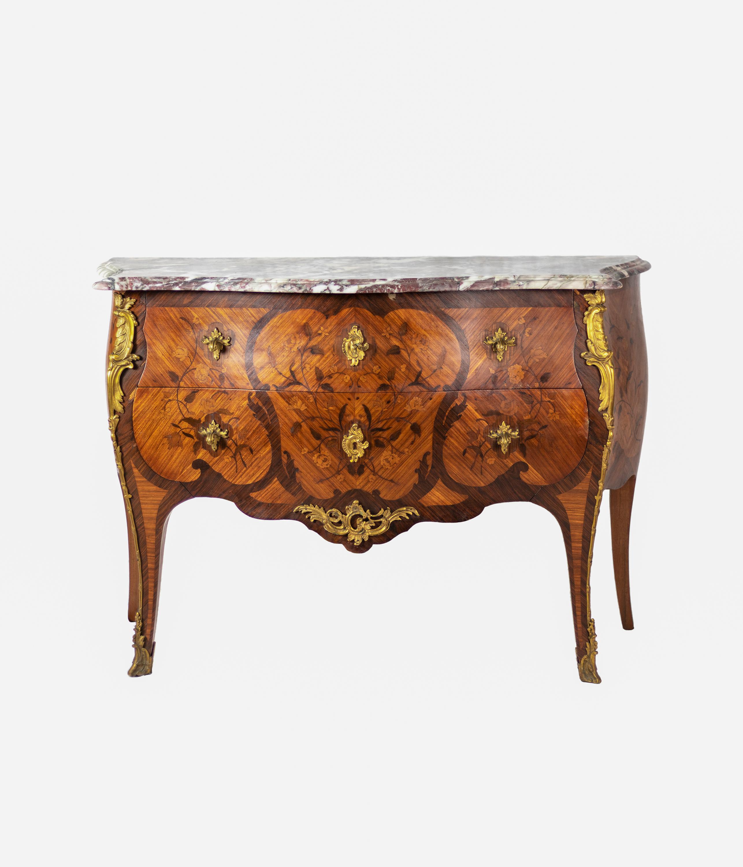 18° secolo  Commode del grande artista Mathieu Criaerd con montature in bronzo dorato. 
Devoniano della sommità marmorea delle Ardenne. 
Un esempio raro.
Cassettiera con apertura frontale curva con due cassetti senza traversa. 
Periodo Luigi
