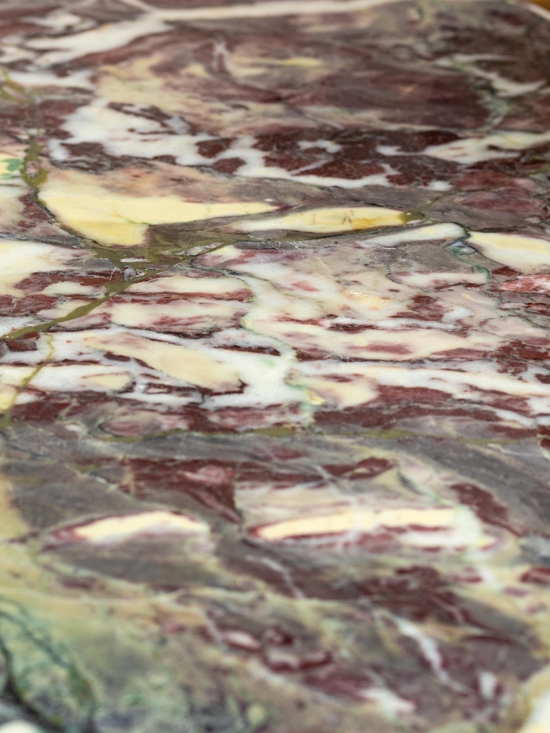 Commodo del XIX secolo rifinito in lacca nera nello stile di A. Mathieu Criaerd con montature in bronzo dorato. Cassettiera con apertura frontale curva con due cassetti senza traversa. 
Devoniano della sommità marmorea delle Ardenne.
