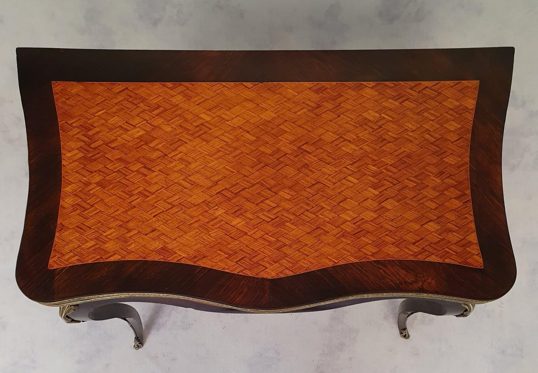 Louis XV style eventful game table, Napoleon III period. This table is worked in rosewood and rosewood. Two exotic woods often used together to create contrast. Indeed, here rosewood is used to frame and highlight the work of curling, marquetry,