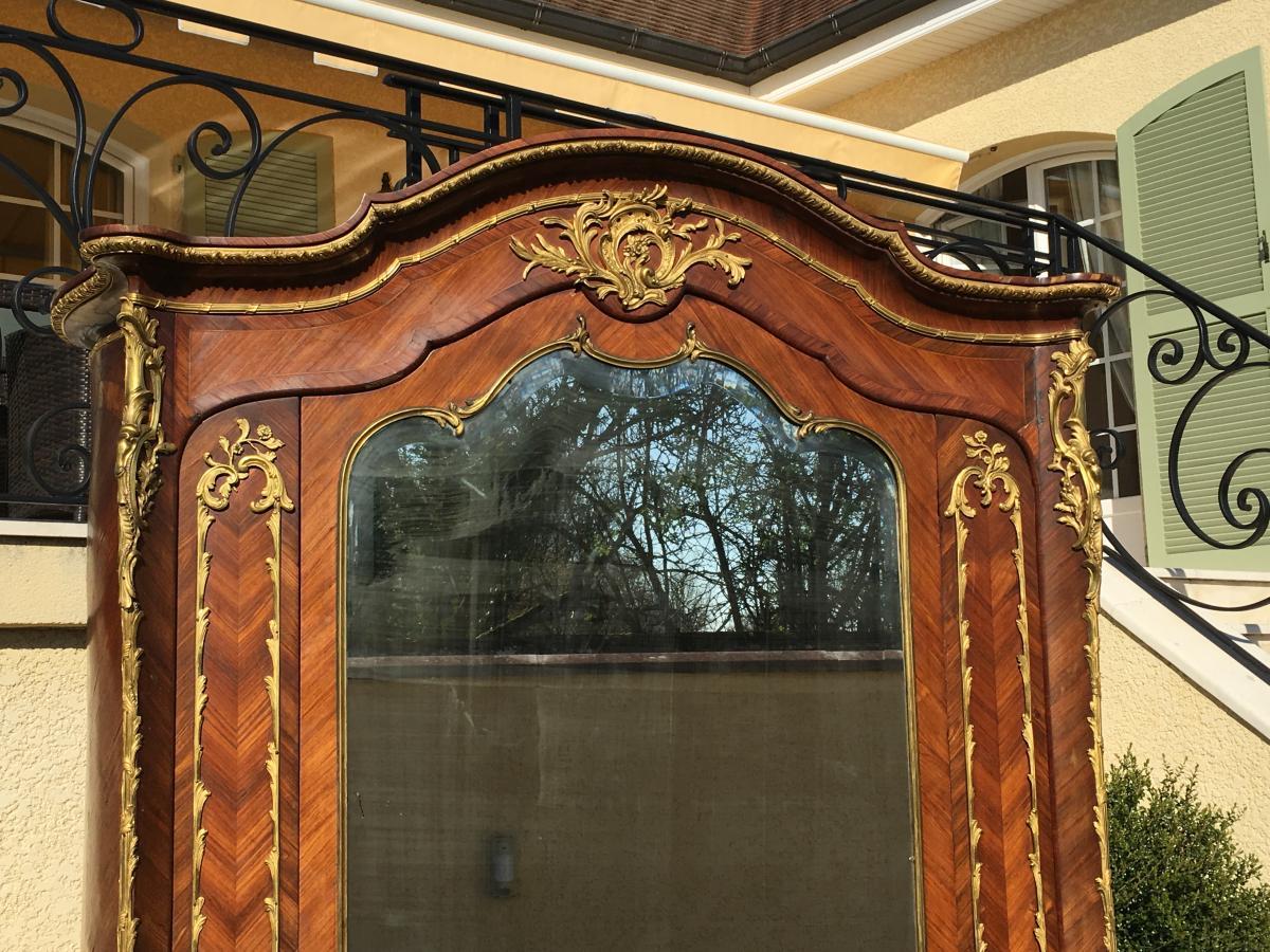 Beautiful Napoleon III Louis XV style armoire, curved on the sides, opening to an ice door. It is in rosewood veneer and richly adorned with gilded bronzes. The interior is in speckled maple veneer and is composed of 4 shelves and a shelf-drawers.