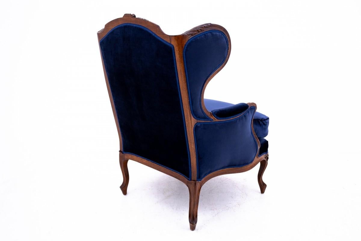 Winged armchair, France, circa 1910.

Very good condition, after professional renovation and replacement of upholstery.

Wood: walnut

dimensions height 108 cm seat height 54 cm width 76 cm depth 85 cm
