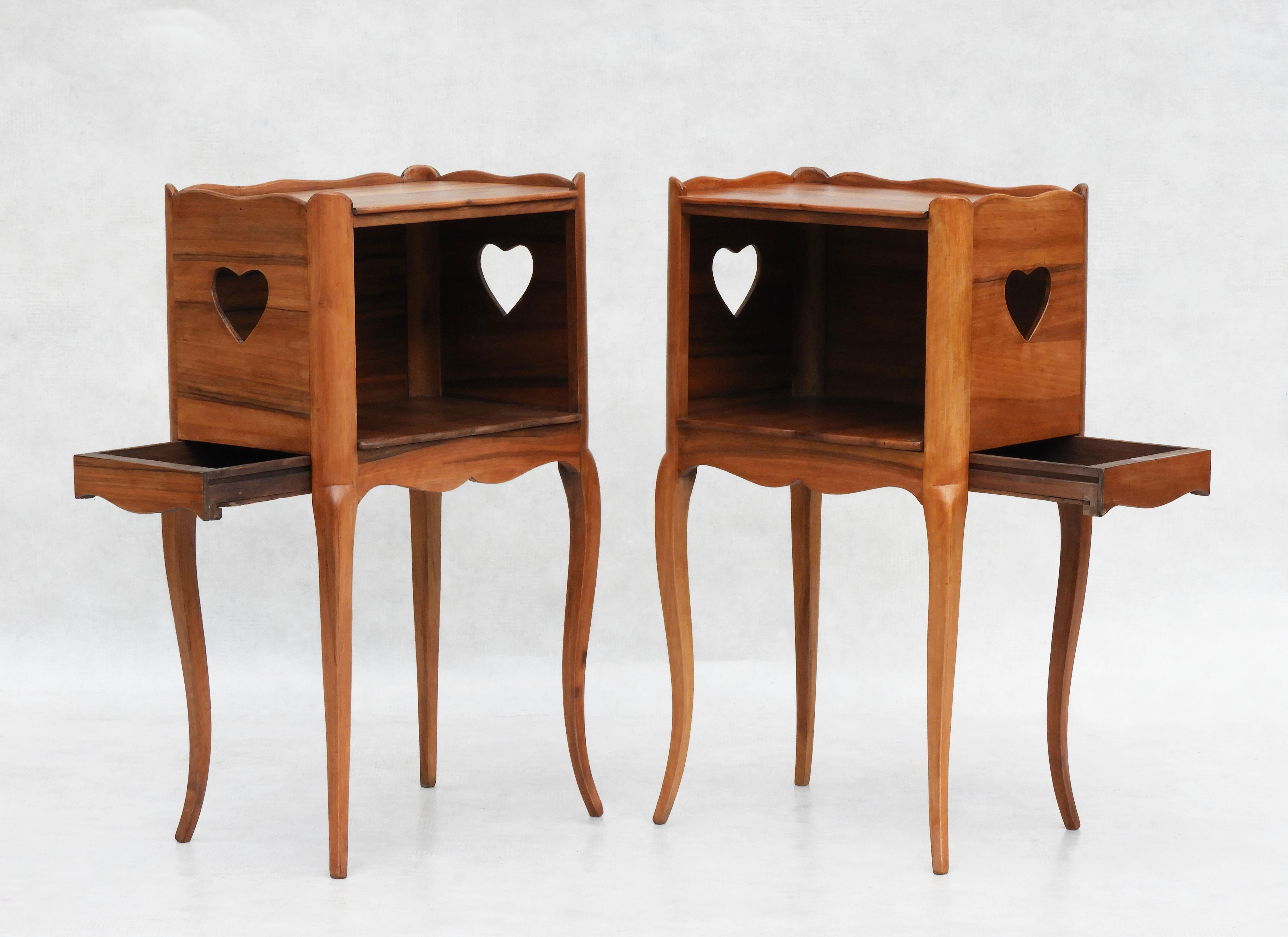 Louis XVI Tables de chevet Louis XV avec détails en forme de cœur C1950s France en vente