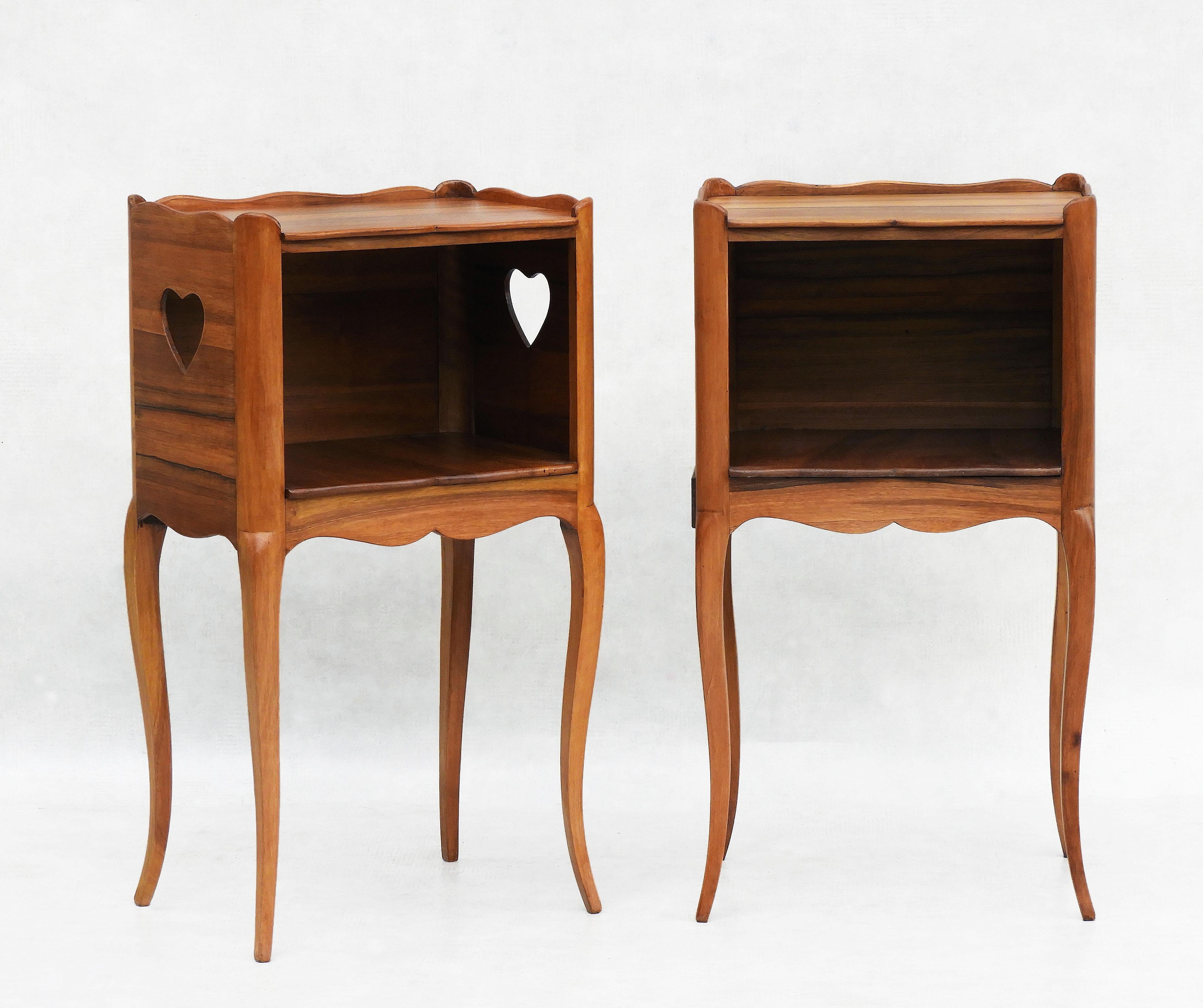 Tables de chevet Louis XV avec détails en forme de cœur C1950s France Bon état - En vente à Trensacq, FR