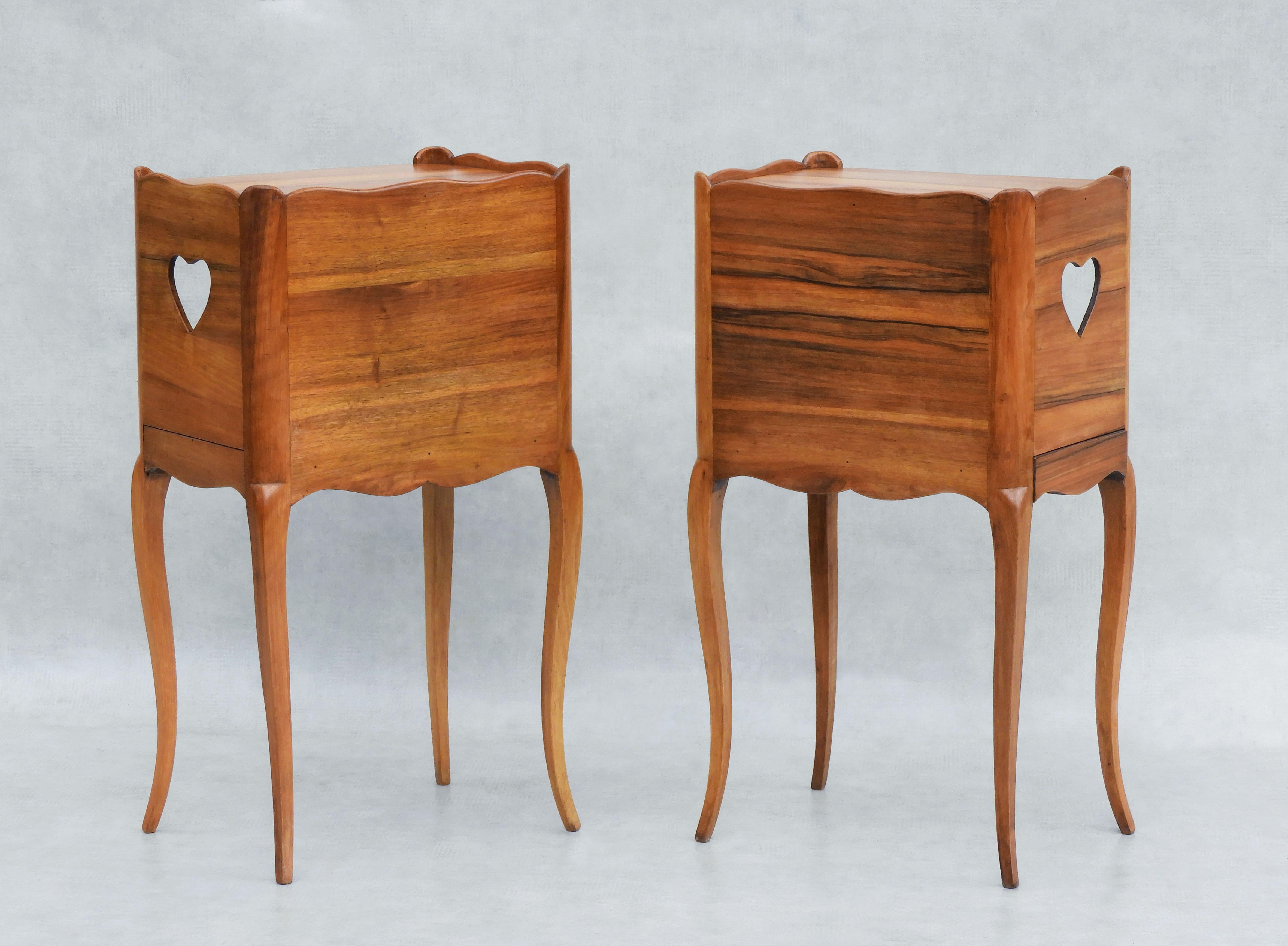 20ième siècle Tables de chevet Louis XV avec détails en forme de cœur C1950s France en vente
