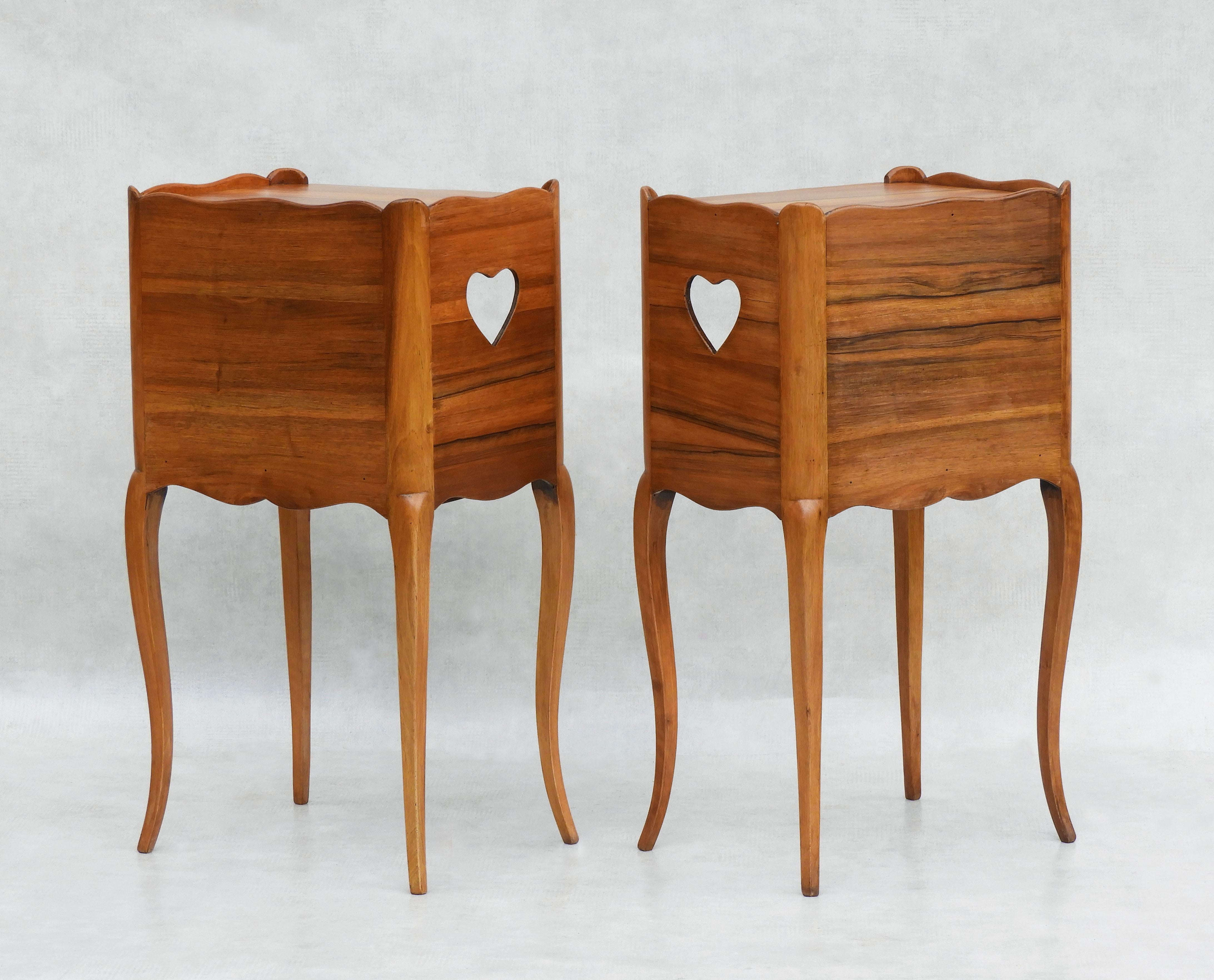 Bois Tables de chevet Louis XV avec détails en forme de cœur C1950s France en vente
